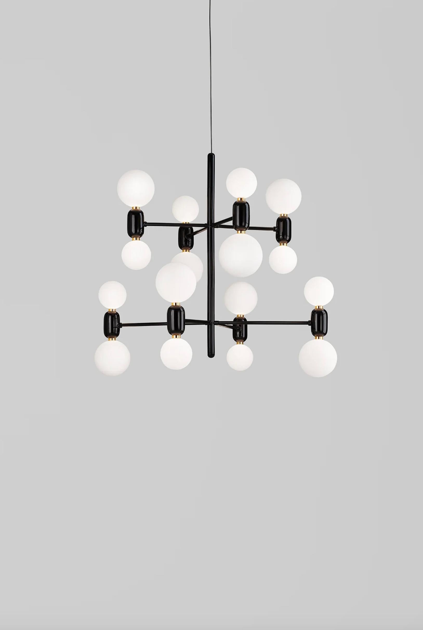 Jaime Hayon Aballs Lampadario 8 Sospensione Nero Per Parachilna 

Collezione lucida e accattivante. Abbina due materiali nobili: la ceramica e il vetro. Entrambi sono stati realizzati a mano con tecniche artigianali tradizionali.

Dettagli del