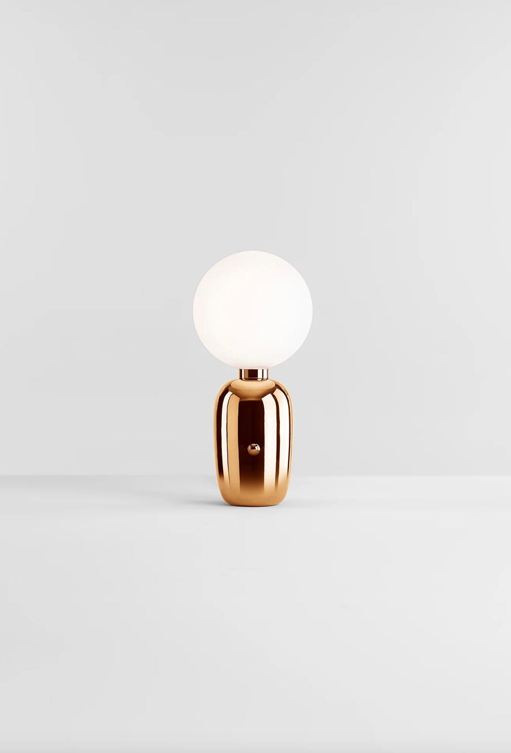 Lampe de table M Gr de Jaime Hayon Aballs pour Parachilna

Collectional brillante et accrocheuse. L'association de deux matériaux nobles : la céramique et le verre. Tous deux sont fabriqués à la main selon un savoir-faire traditionnel.

Détails du