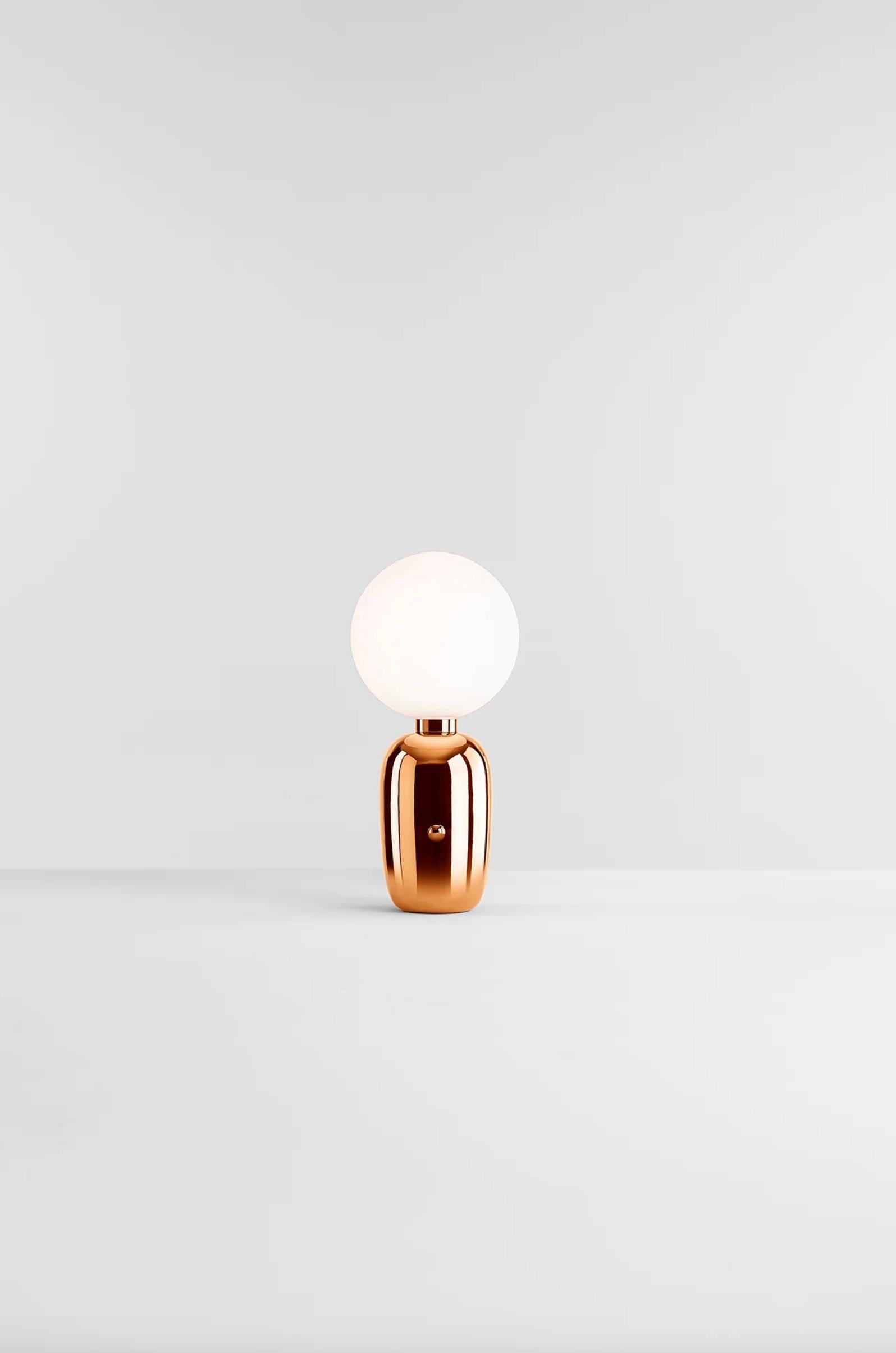 Lampe de table M Pe de Jaime Hayon Aballs pour Parachilna

Collectional brillante et accrocheuse. L'association de deux matériaux nobles : la céramique et le verre. Tous deux sont fabriqués à la main selon un savoir-faire traditionnel.

Détails du