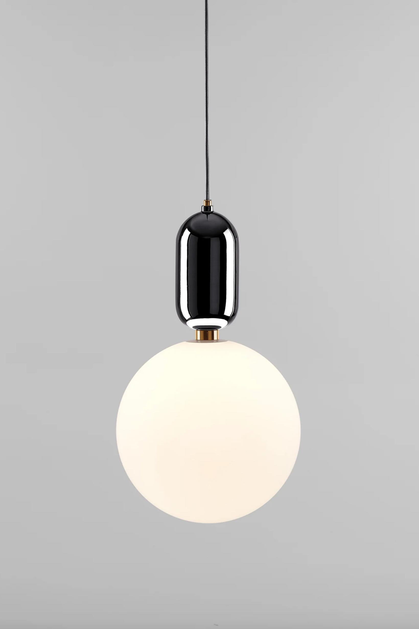 Jaime Hayon Aballs T Gr Nero Lampada a Sospensione Per Parachilna 

Collezione lucida e accattivante. Abbina due materiali nobili: la ceramica e il vetro. Entrambi sono stati realizzati a mano con tecniche artigianali tradizionali.

Dettagli del