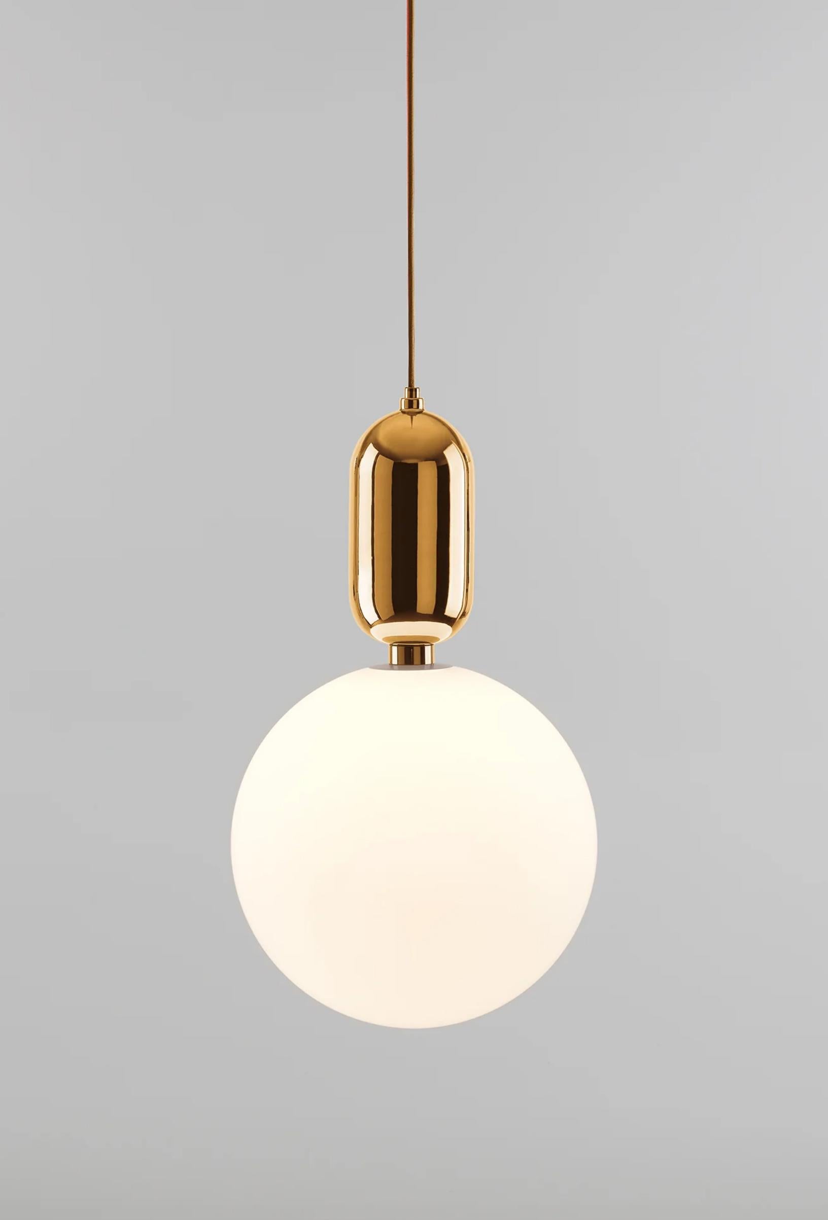 Jaime Hayon Aballs T Gr Lampada a Sospensione Dorata Per Parachilna 

Collezione lucida e accattivante. Abbina due materiali nobili: la ceramica e il vetro. Entrambi sono stati realizzati a mano con tecniche artigianali tradizionali.

Dettagli del