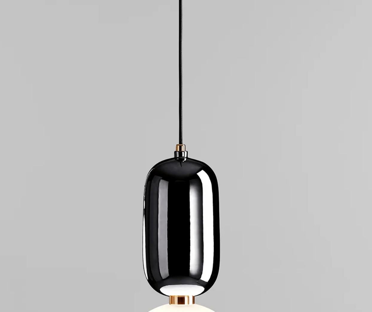 Jaime Hayon Aballs T Me Lampada a Sospensione Nera Per Parachilna 

Collezione lucida e accattivante. Abbina due materiali nobili: la ceramica e il vetro. Entrambi sono stati realizzati a mano con tecniche artigianali tradizionali.

Dettagli del