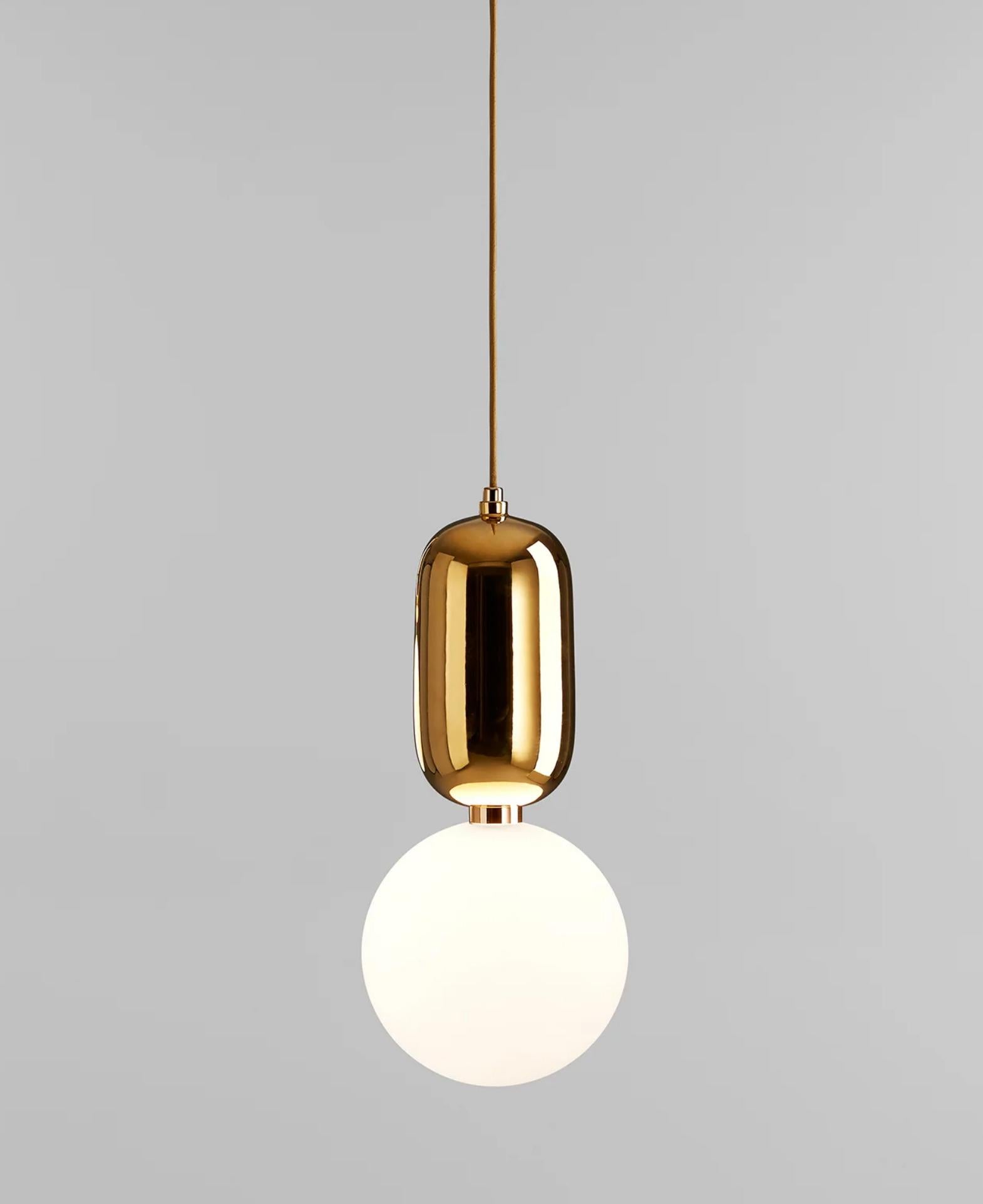 Jaime Hayon Aballs T Me Lampada a Sospensione Dorata Per Parachilna 

Collezione lucida e accattivante. Abbina due materiali nobili: la ceramica e il vetro. Entrambi sono stati realizzati a mano con tecniche artigianali tradizionali.

Dettagli del