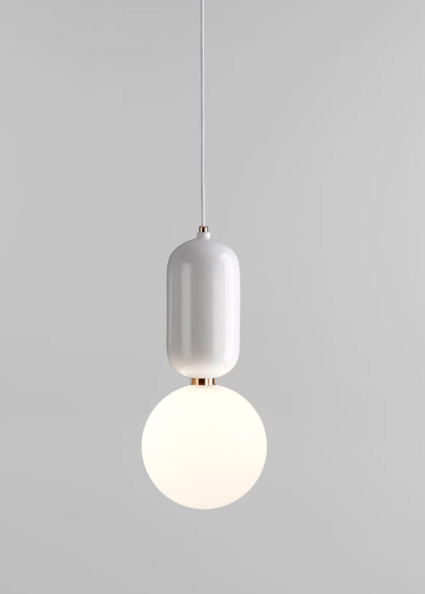 Lampe à suspension blanche « T Me » de Jaime Hayon pour Parachilna 

Collectional brillante et accrocheuse. L'association de deux matériaux nobles : la céramique et le verre. Tous deux sont fabriqués à la main selon un savoir-faire
