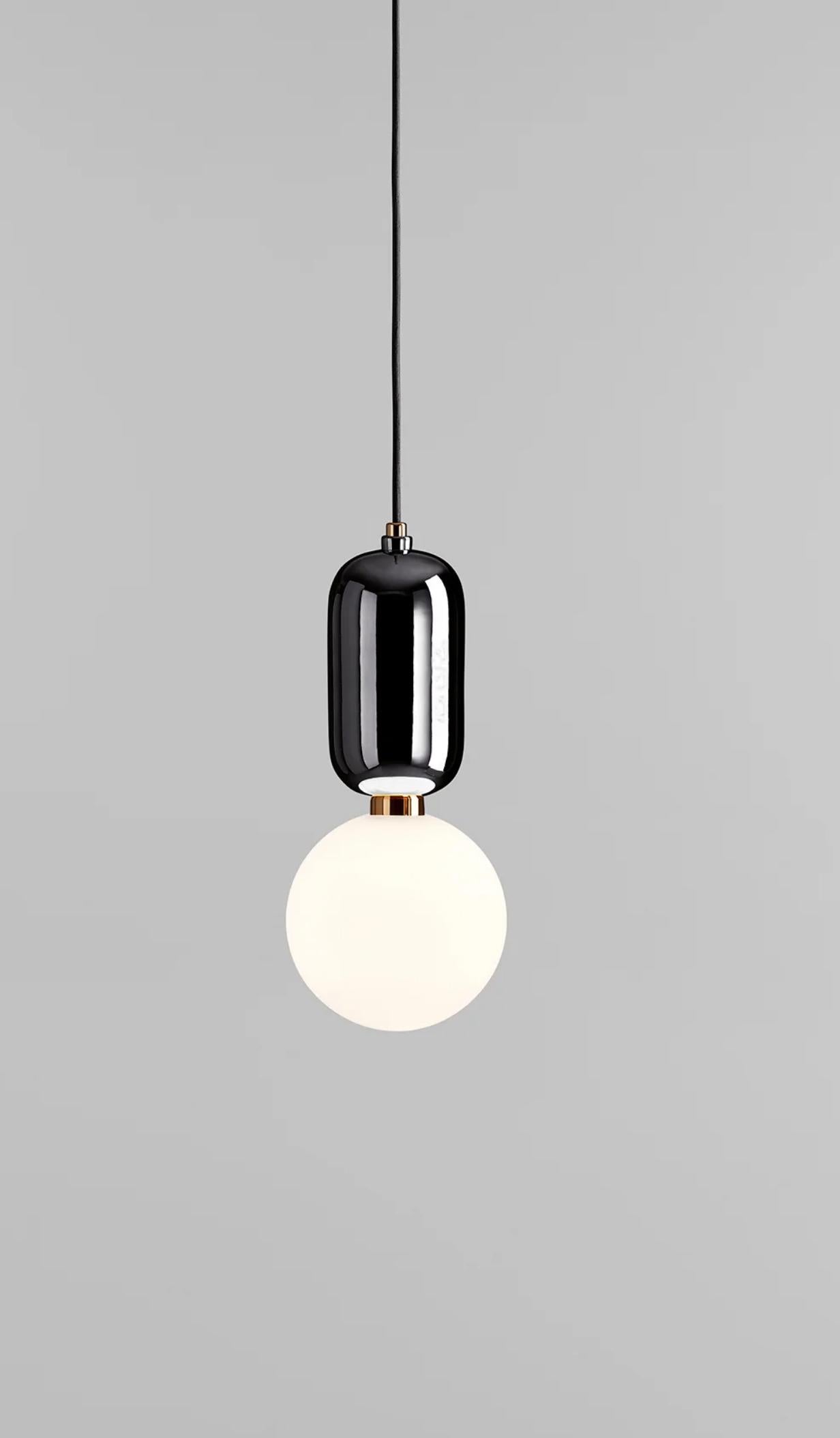 Jaime Hayon Aballs T PE Nero Lampada a Sospensione Per Parachilna 

Collezione lucida e accattivante. Abbina due materiali nobili: la ceramica e il vetro. Entrambi realizzati a mano con tecniche artigianali tradizionali.

Dettagli del prodotto
Corpo