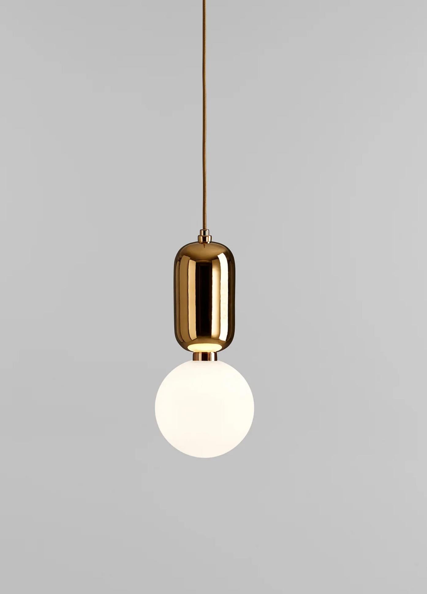 Lampe à suspension T PE noire de Jaime Hayon pour Parachilna 

Collectional brillante et accrocheuse. L'association de deux matériaux nobles : la céramique et le verre. Tous deux sont fabriqués à la main selon un savoir-faire traditionnel.

Détails