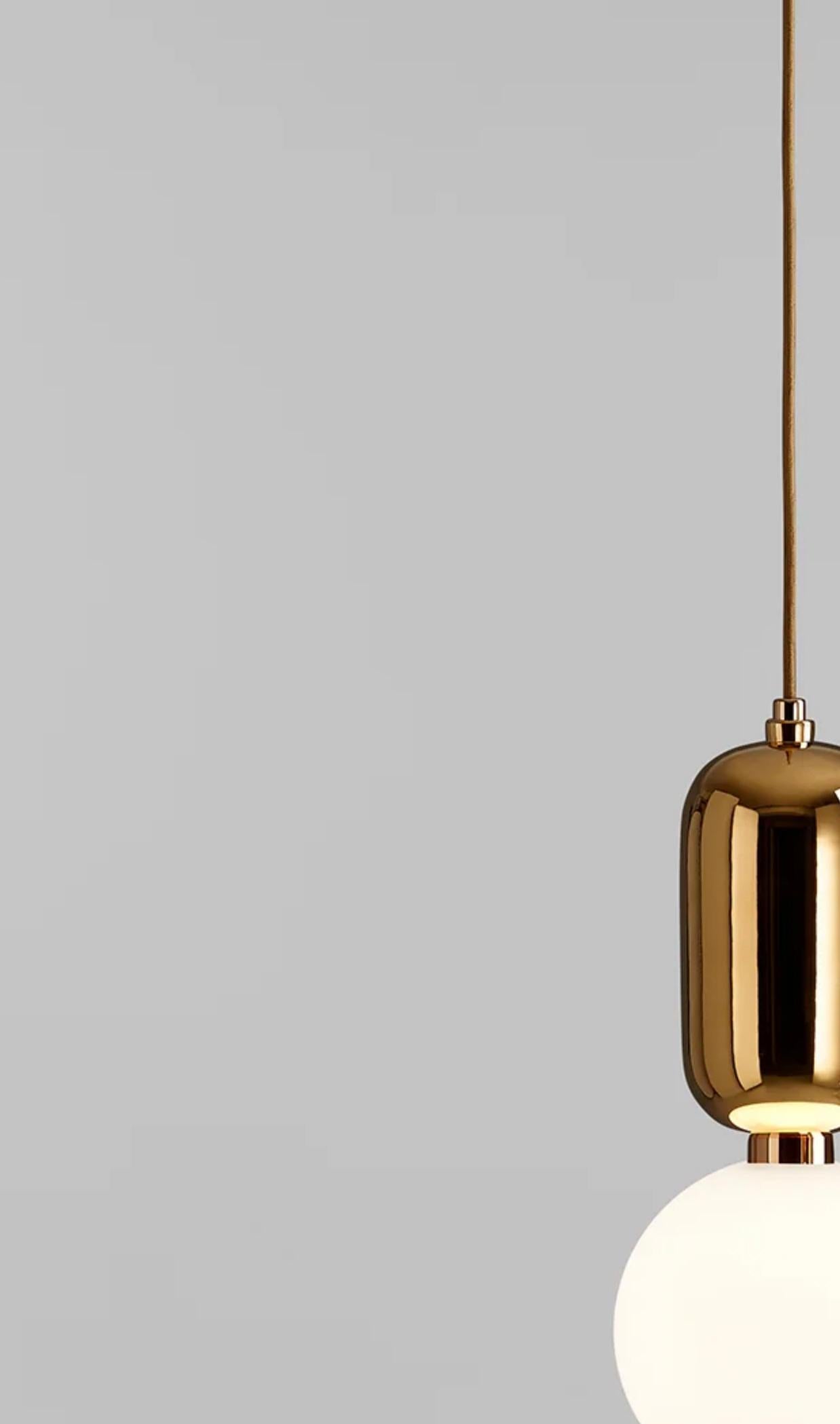 Lampe à suspension T PE dorée Jaime Hayon Aballs pour Parachilna Neuf - En vente à Barcelona, Barcelona