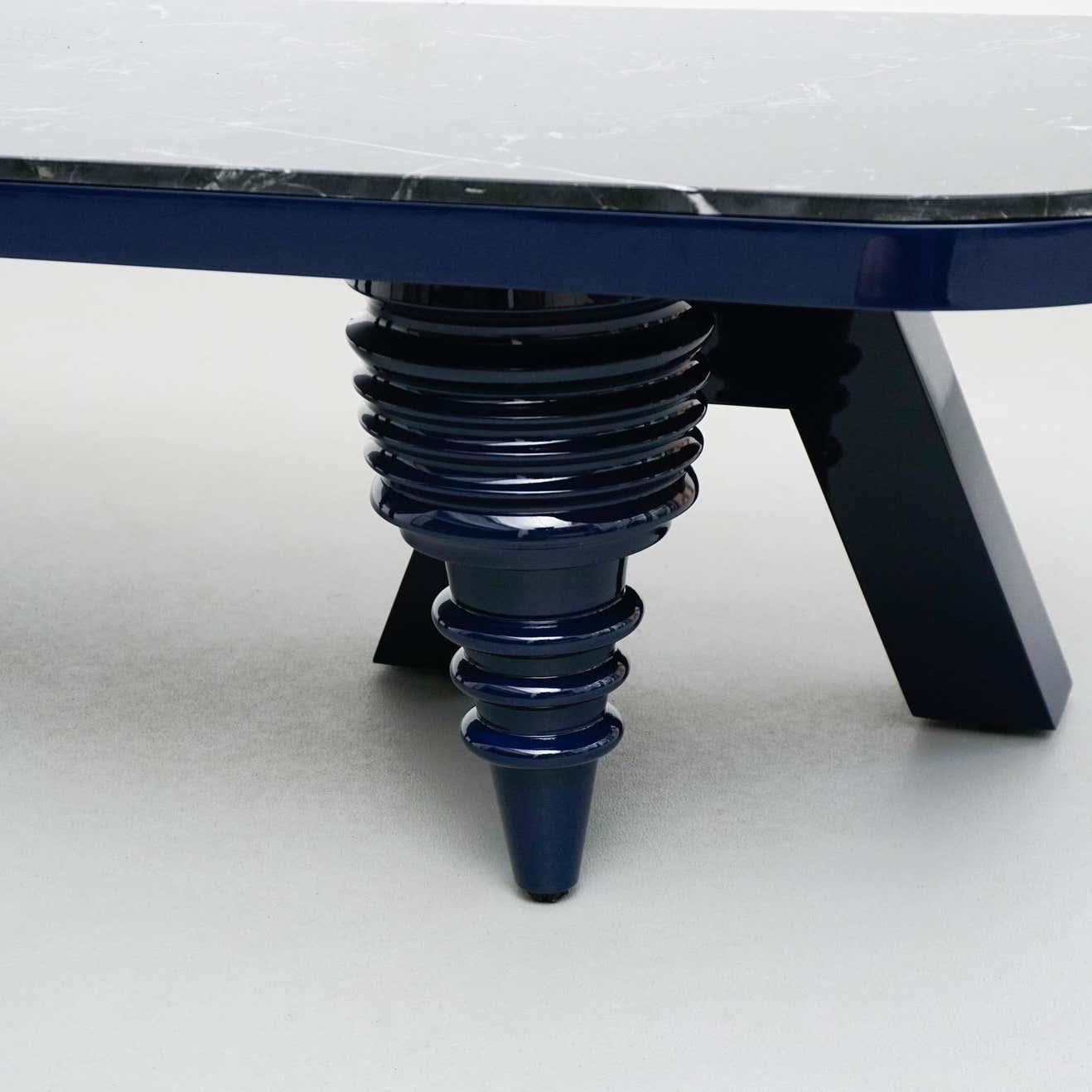 Jaime Hayon Mehrbein-Tisch aus schwarzem und blauem Marmor von Bd Barcelona im Angebot 1