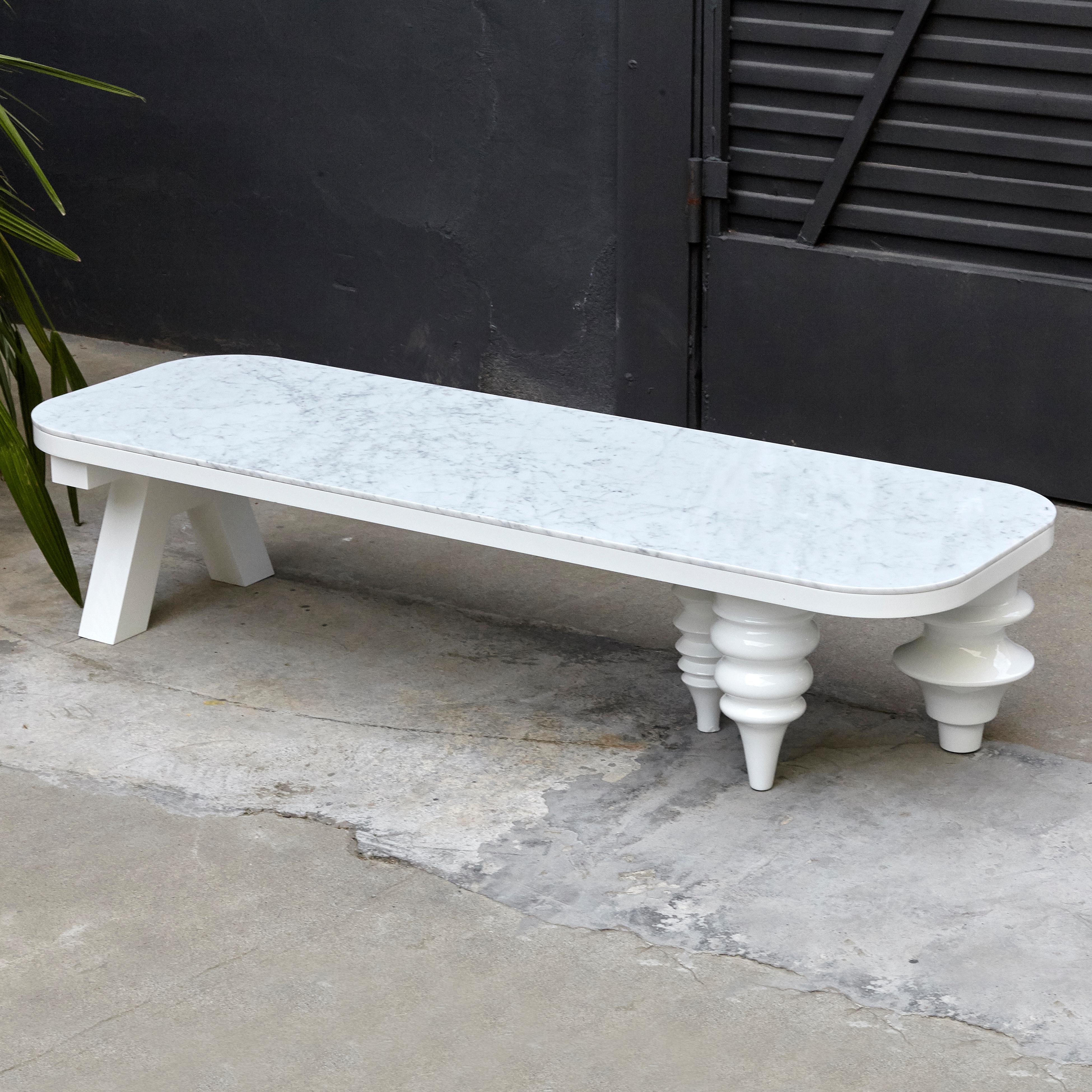 Design by Jaime Hayon, 2016
Fabriqué par BD Barcelona.

Table basse avec plateau rectangulaire en marbre noir. Les pieds sont laqués en blanc.

En état d'origine, avec une usure mineure conforme à l'âge et à l'utilisation, préservant une belle