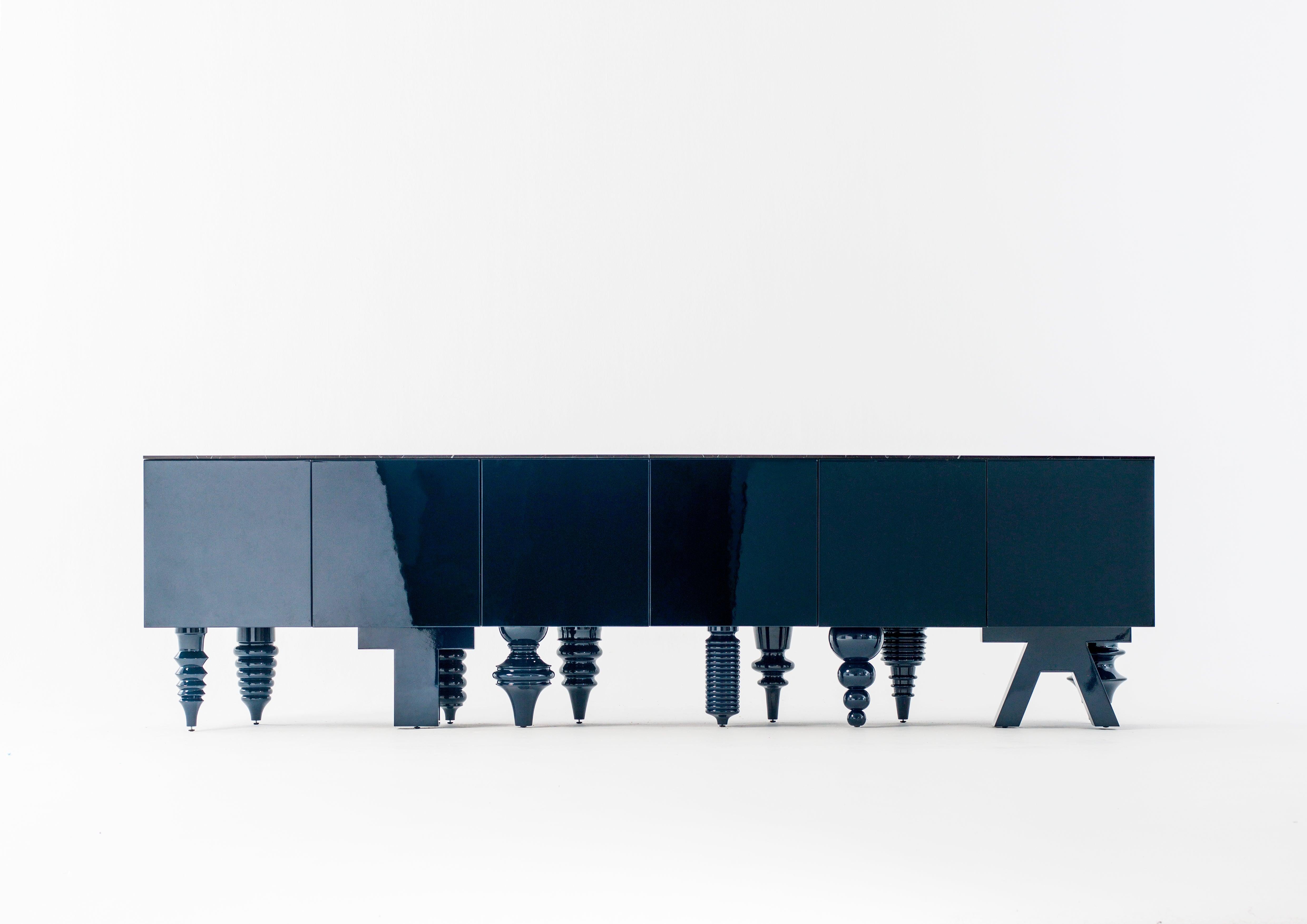 Jaime Hayon cabinet bleu multi-pieds conçu en 2016 et fabriqué par BD Barcelona.

Un meuble modulaire polyvalent et multi-pieds. Il est disponible avec une douzaine de designs différents inspirés de différents styles. Il permet diverses