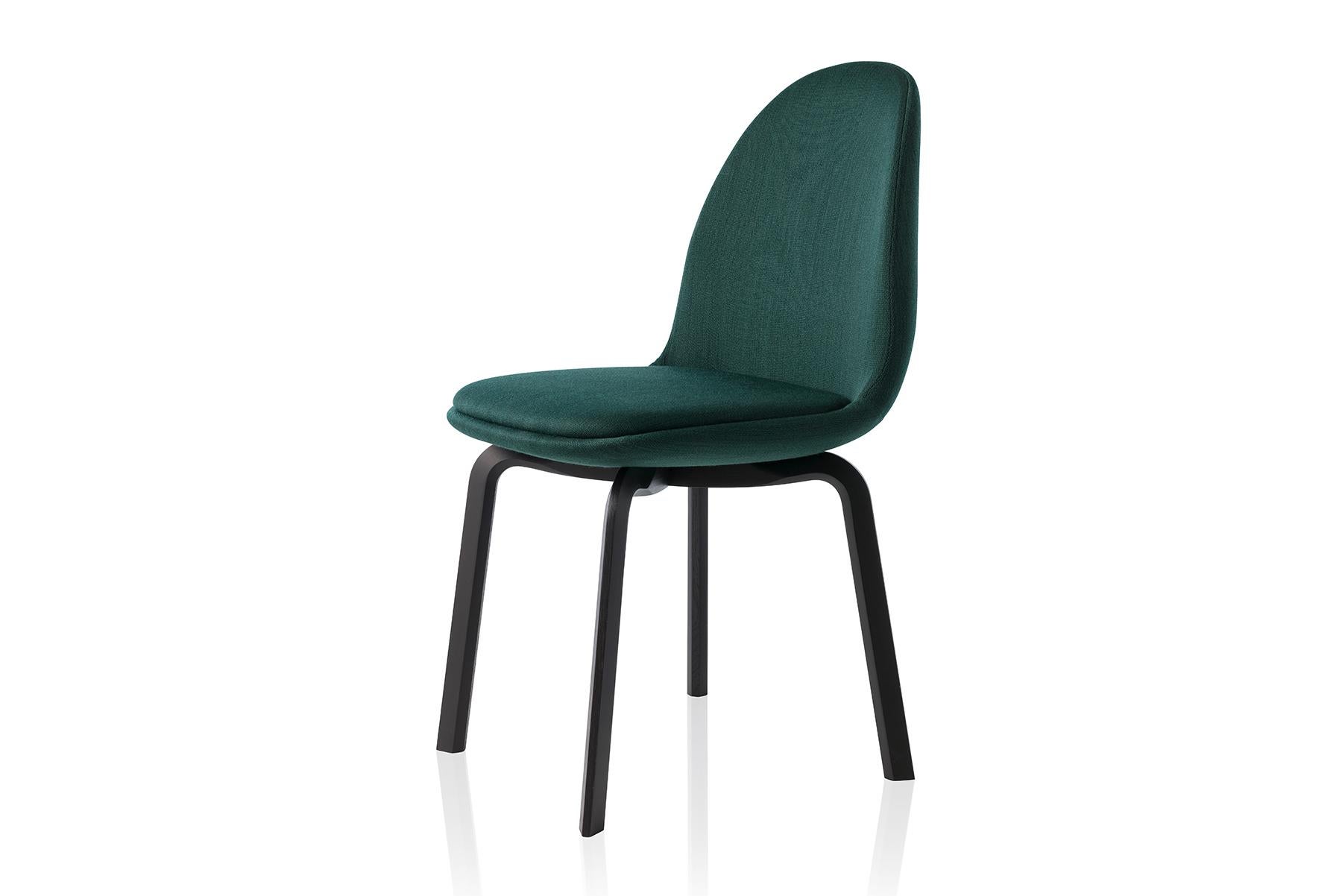 Sammen est disponible en deux versions : Avec ou sans accoudoirs. La coque et le coussin d'assise sont entièrement rembourrés et disponibles en 6 couleurs différentes. La base est constituée de quatre pieds en placage de chêne naturel ou laqué noir.