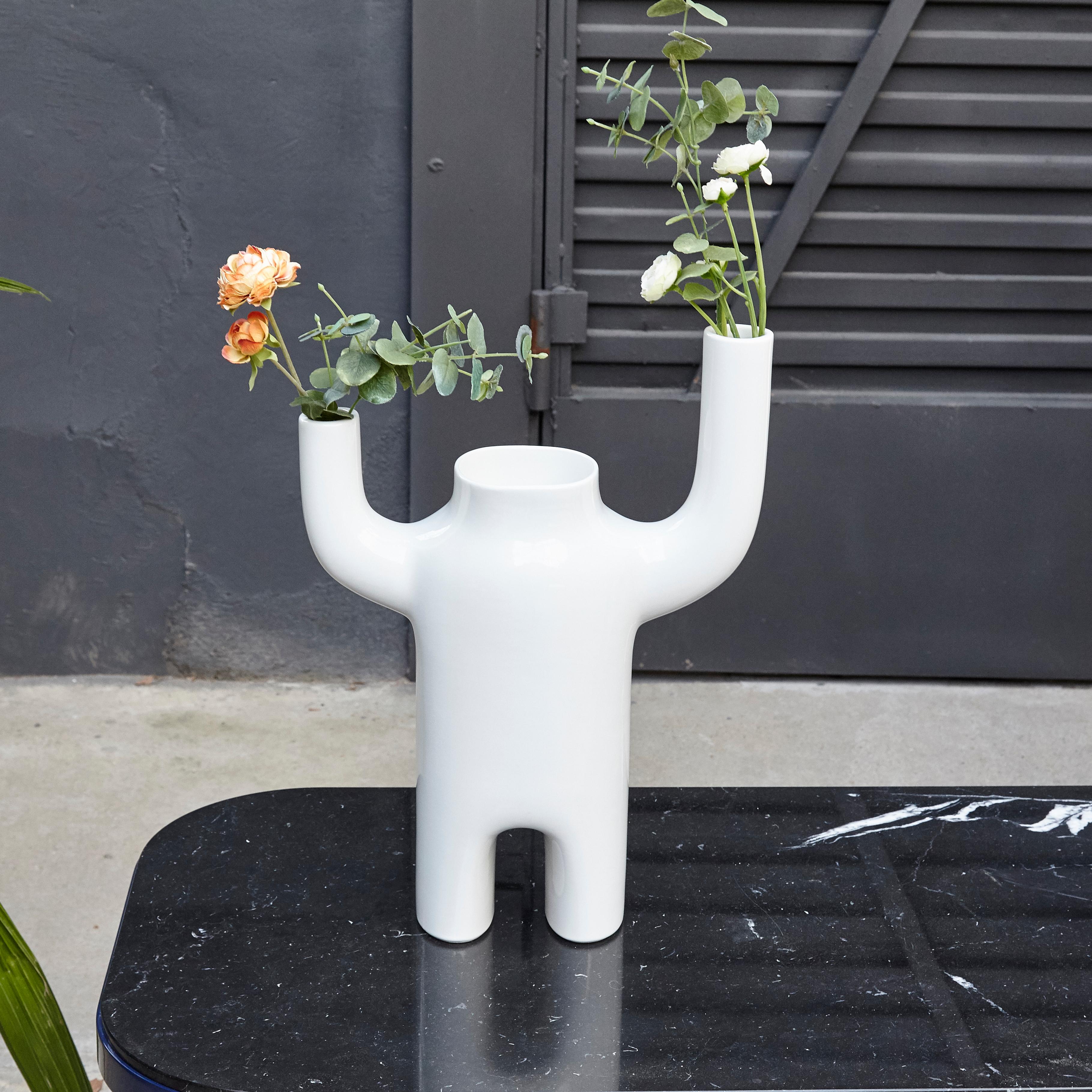 Contemporary happy Susto Vase by Jaime Hayon.
Manufactured by BD Barcelona, (Spain).

White glazed ceramic vase.

Measures:
14 D x 33 W x 47 H cm.
    