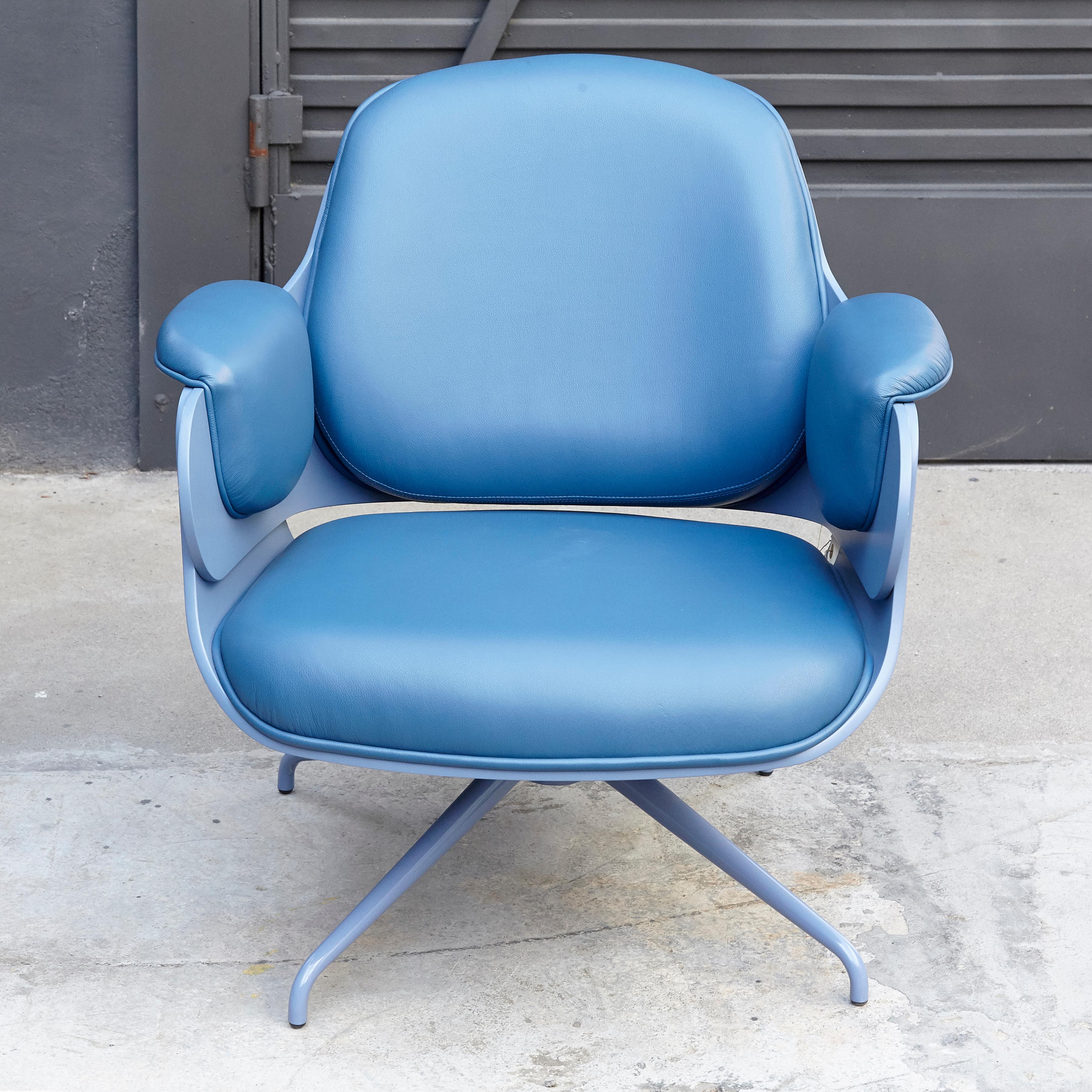Armchair structure base in cast aluminium.

Structure base in tubular steel and painted. Seat, backrest are in plywood with exteriors in Blue effect, and blue upholstery.
      