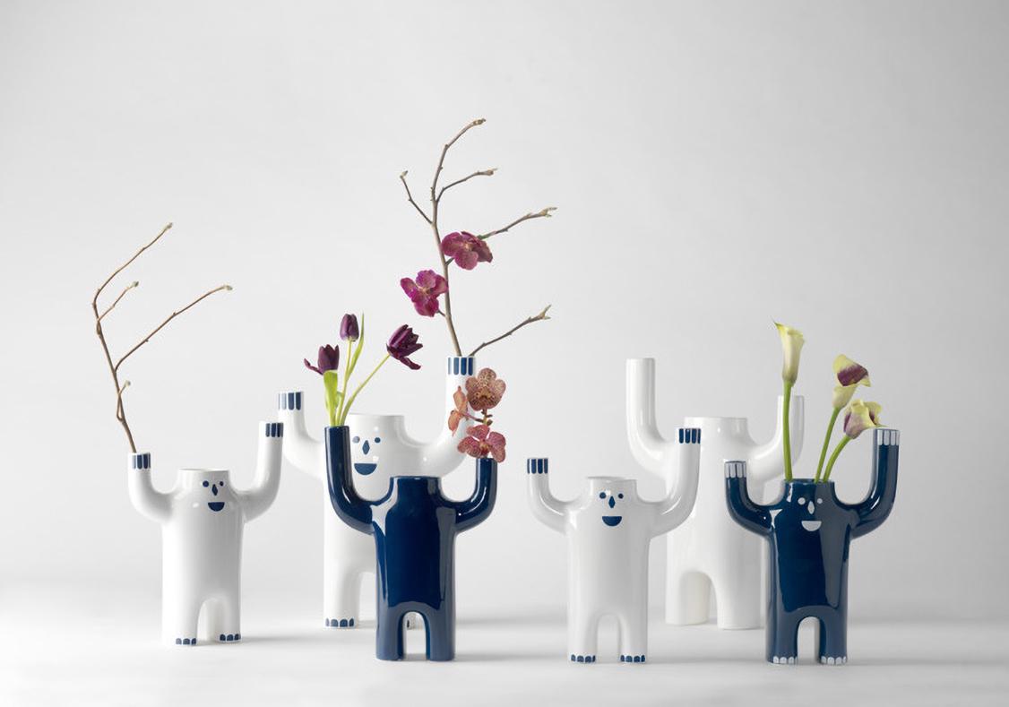 Jaime Hayon hat 2017 die Kollektion Happy Susto entworfen. Charmantes Keramikstück, das einen lustigen Yeti in eine Vase verwandelt.
