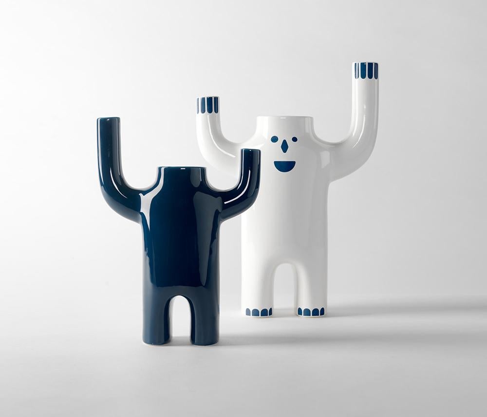 Jaime Hayon Zeitgenössische glasierte Keramikvase Dekoratives Objekt in Weiß und Blau (Moderne) im Angebot