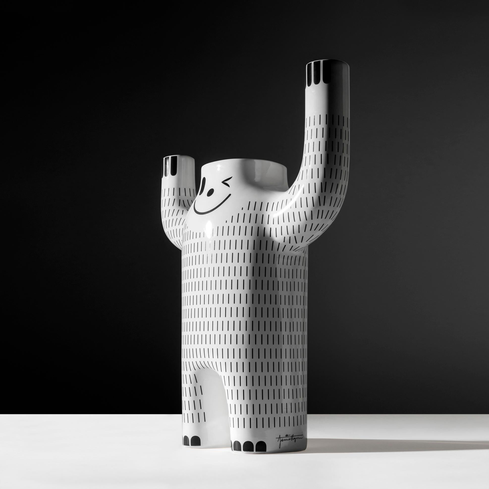 Yeti feliz contemporáneo de Jaime Hayon.
Fabricado por BD Barcelona (España).

Jarrón de cerámica esmaltada en blanco con decoraciones en negro.

Medidas: 
14 P x 33 An x 47 Al cm.
 