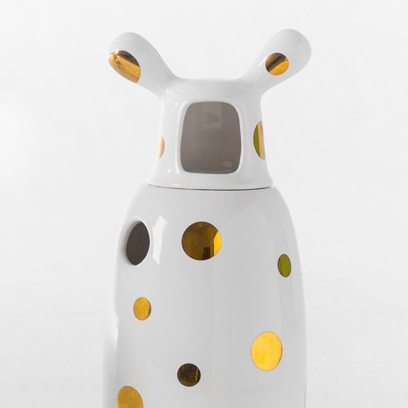 Contemporary Showtime 10 vase number 2 by Jaime Hayon.
Manufactured by BD Barcelona (Spain).

Made up of two pieces in glazed stoneware, with a white finish and 24-carat gold-plated decorations.

Measures: H 34 cm x Dm 13 cm.