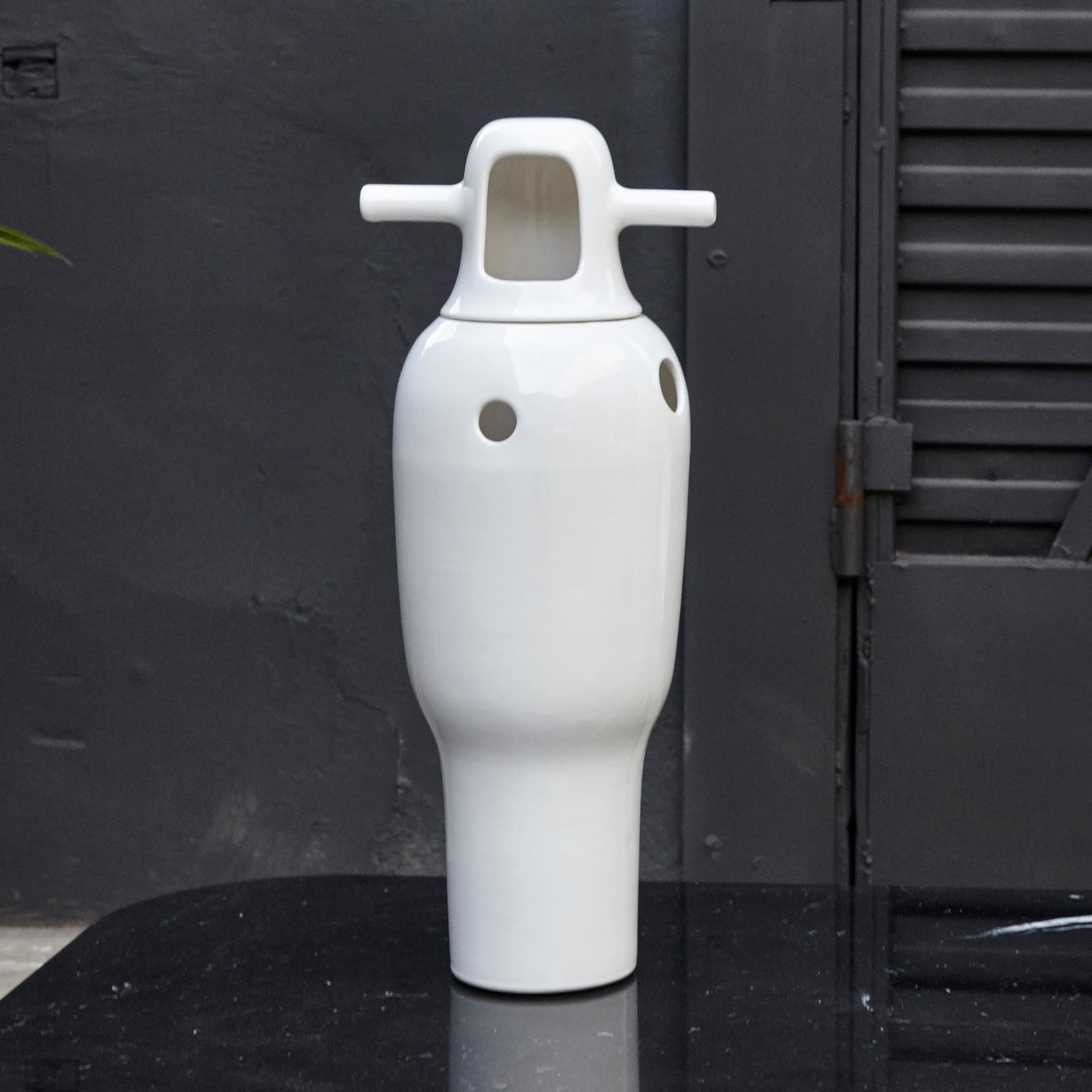 Zeitgenössische Vase Showtime Nummer 4 von Jaime Hayon.
Hergestellt von BD Barcelona (Spanien).

Besteht aus zwei Teilen aus glasiertem Steinzeug mit weißer Oberfläche.

Maße: Höhe 48 cm x Durchmesser 21 cm.