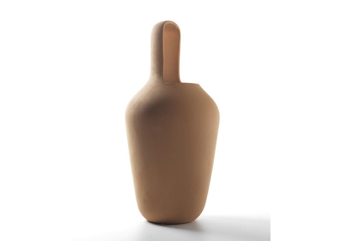 Jaime Hayon designed the gardenia vases in terracotta as a complement to his outdoor armchair selection for BD Barcelona. They are unique, having emerging forms and Hayon’s unmistakable hallmark of design.
Handmade terracotta with a waterproof