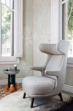 Fauteuil Dino contemporain en tissu gris monocolore de Jaime Hayon