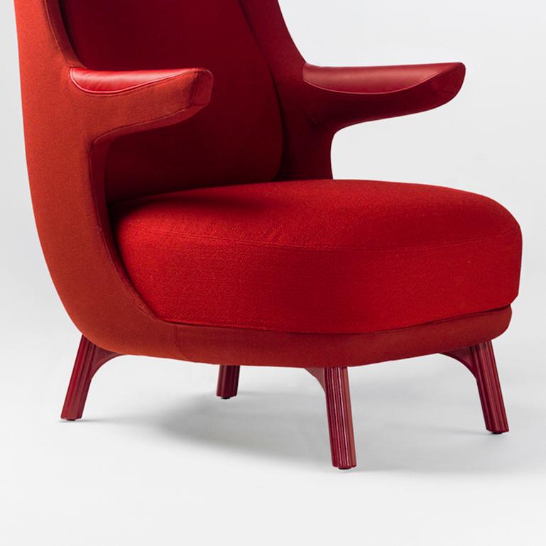 Moderne Jaime Hayon, fauteuil contemporain Dino en tissu rouge monocolore rembourré de cuir en vente