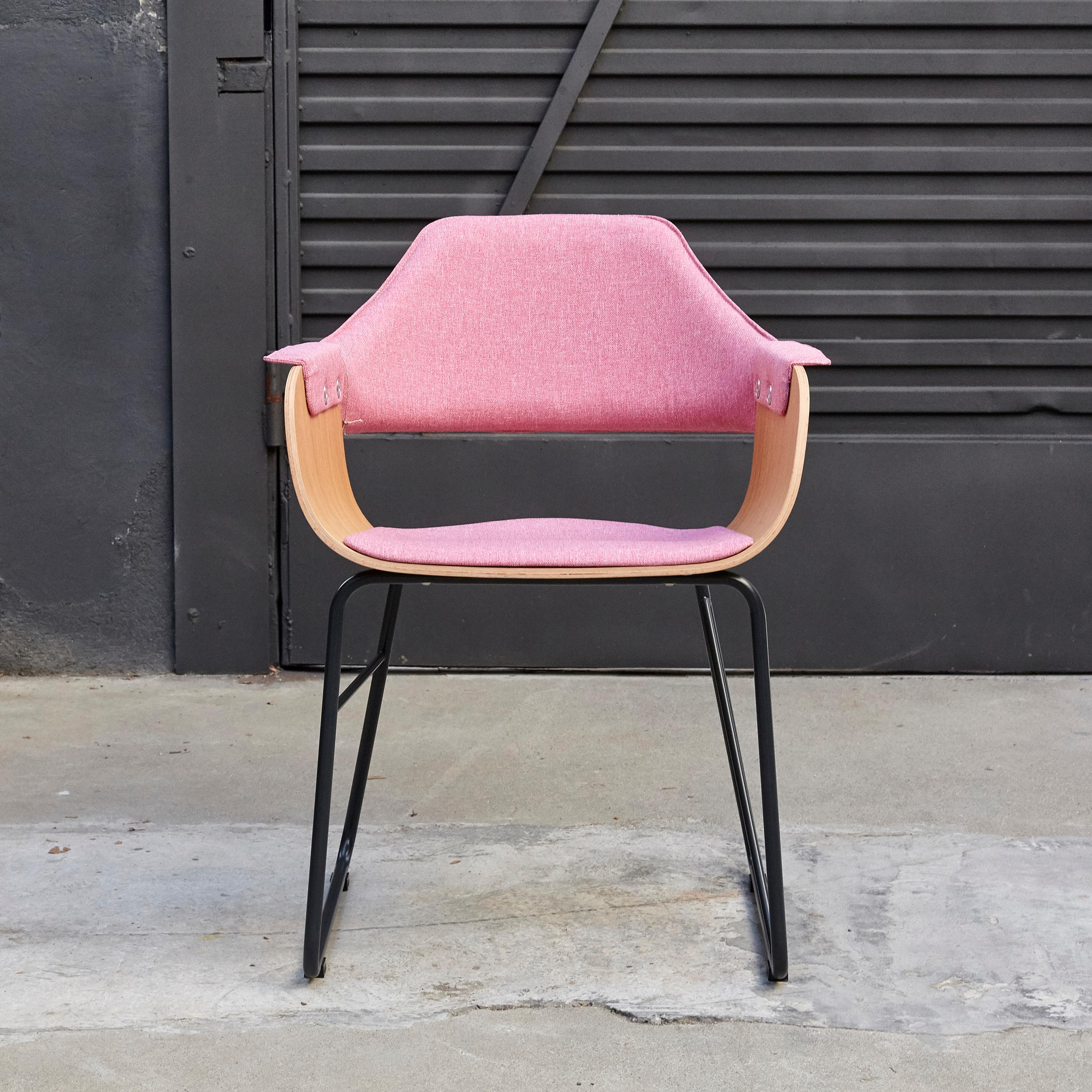 Design by Jaime Hayon, 2007
Manufactured by BD Barcelona.

Upholstered interior seat and back with arms cushion.
Measures: 52 x 55 x H.79 cm.

Painted metallic tubular steel structure. Seat and backrest in plywood.



 