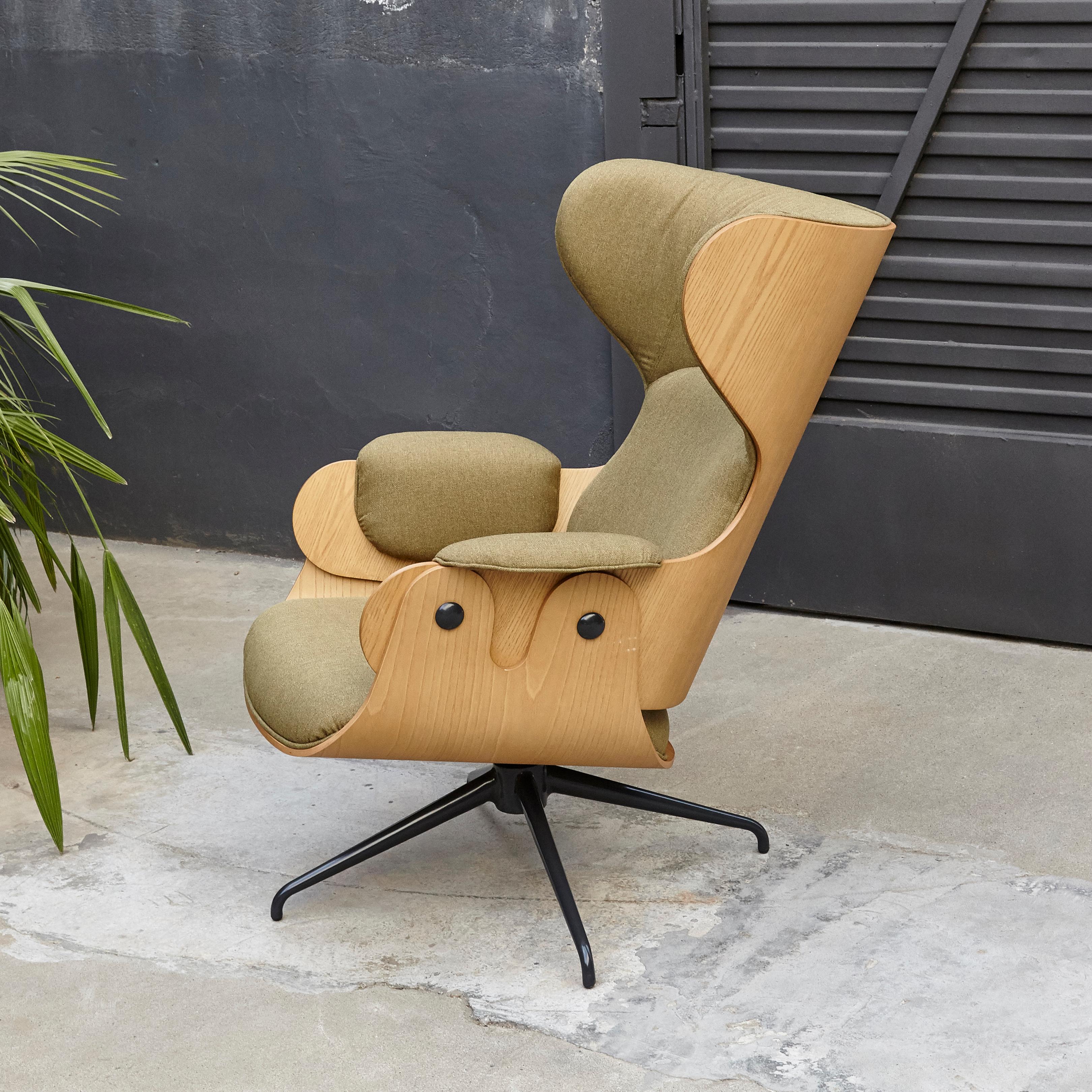 Armchair structure base in cast aluminium.

In original condition, with minor wear consistent with age and use, preserving a beautiful patina.

Seat, backrest are in plywood with exteriors in roble effect
Upholstered in Green Fabric Y17


