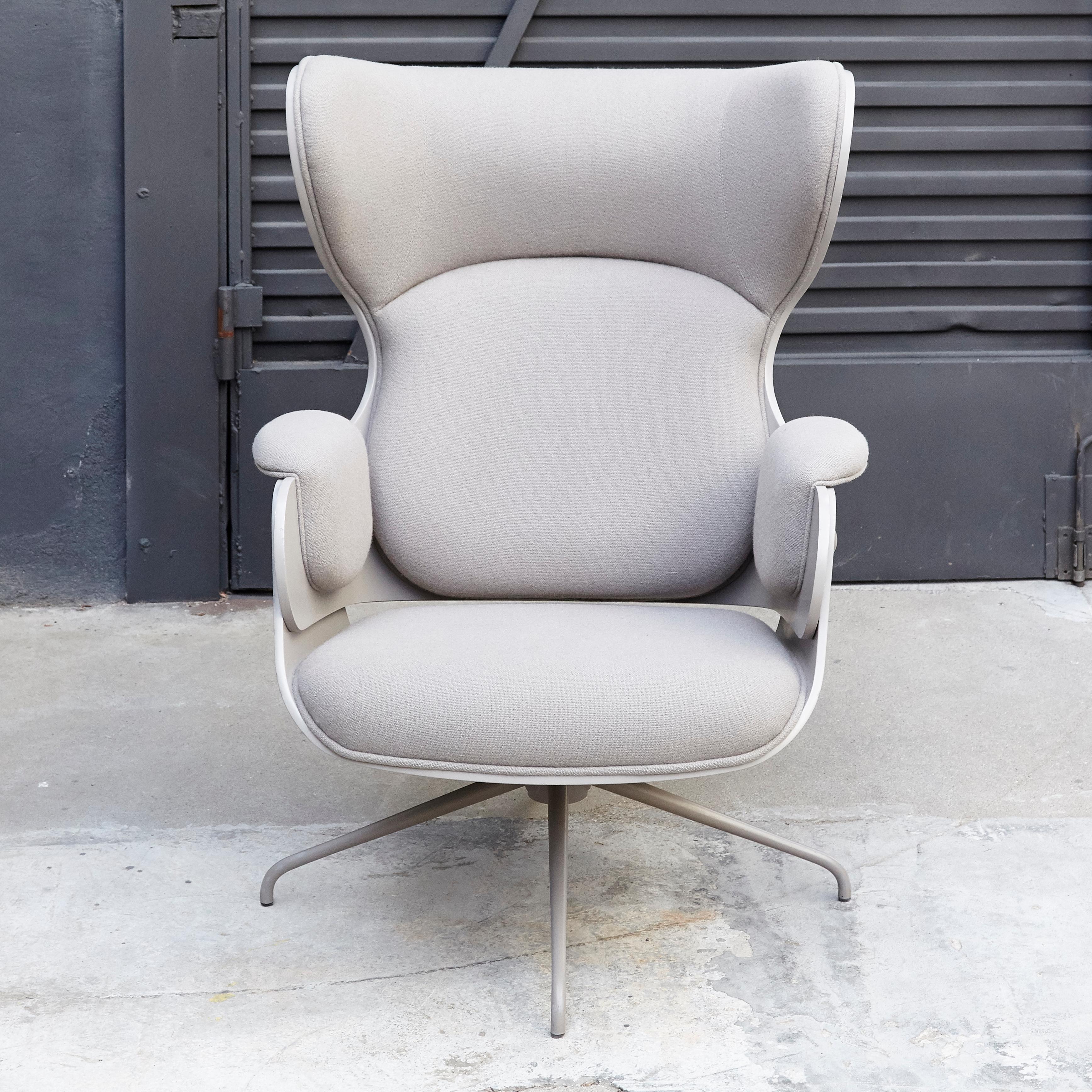 Armchair structure base in cast aluminium.

Seat, backrest are in plywood with exteriors in grey.
Grey upholstery.

