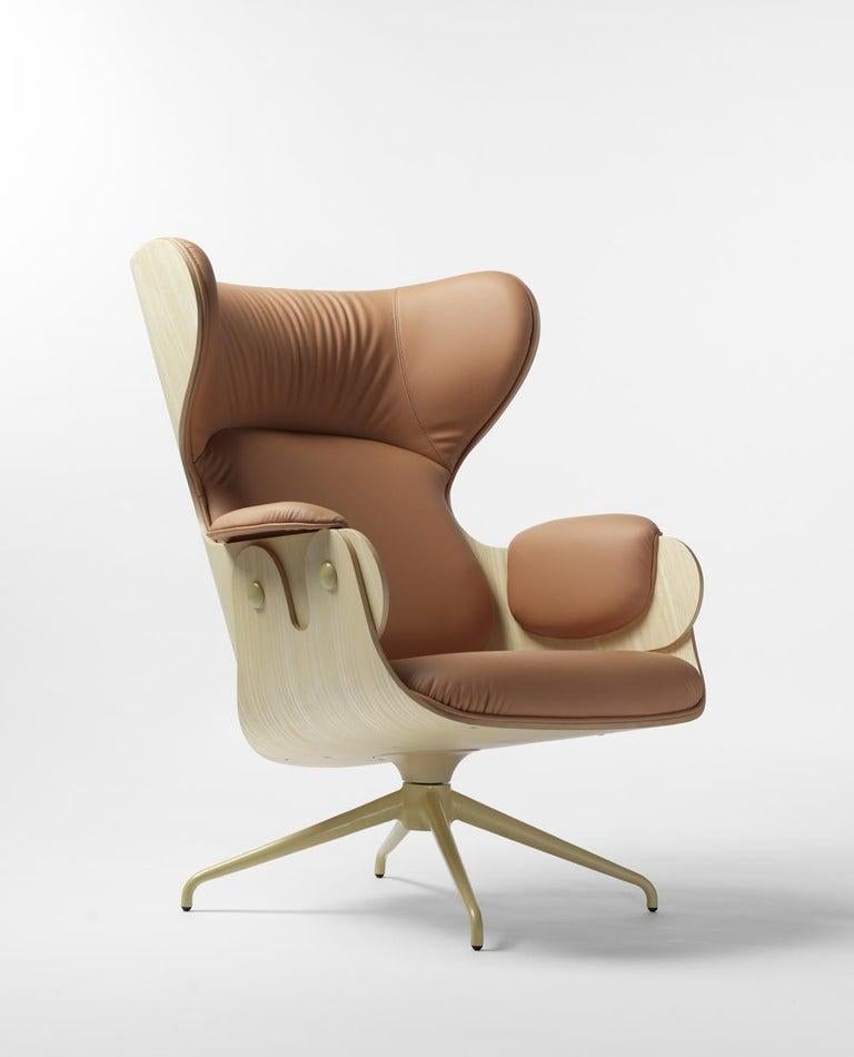 Loungesessel, entworfen von Jaime Hayon.
Hergestellt von BD Barcelona Design.

Gestell des Sessels aus Aluminiumguss und lackiert. Sitz und Rückenlehne sind aus Sperrholz, die Außenseiten aus naturlackiertem Eschenholz. Die dekorativen