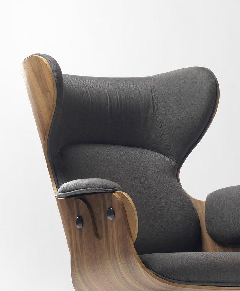 Loungesessel, entworfen von Jaime Hayon.
Hergestellt von BD Barcelona Design.

Gestell des Sessels aus Aluminiumguss und lackiert. Sitz und Rückenlehne sind aus Sperrholz, die Außenseiten aus Esche, gebeizt, gefertigt. Die dekorativen