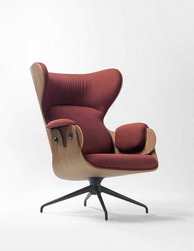 Loungesessel, entworfen von Jaime Hayon.
Hergestellt von BD Barcelona Design.

Gestell des Sessels aus Aluminiumguss und lackiert. Sitz und Rückenlehne sind aus Sperrholz, die Außenseiten aus Eschenholz, gebeizt. Die dekorativen Metallknöpfe sind