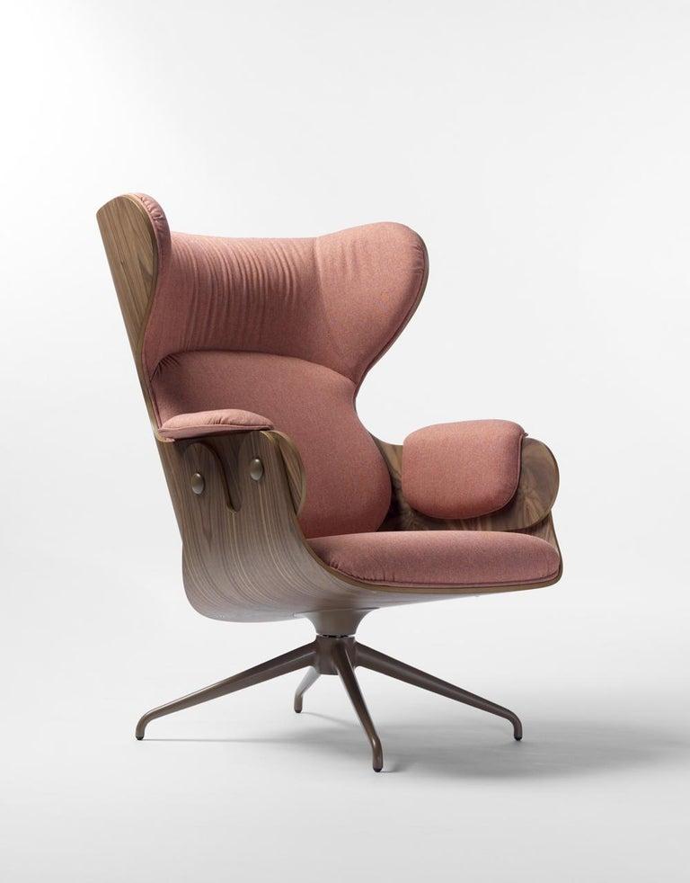 Loungesessel, entworfen von Jaime Hayon.
Hergestellt von BD Barcelona Design.

Gestell des Sessels aus Aluminiumguss und lackiert. Sitz und Rückenlehne sind aus Sperrholz, die Außenseiten aus Esche, gebeizt, gefertigt. Die dekorativen Metallknöpfe