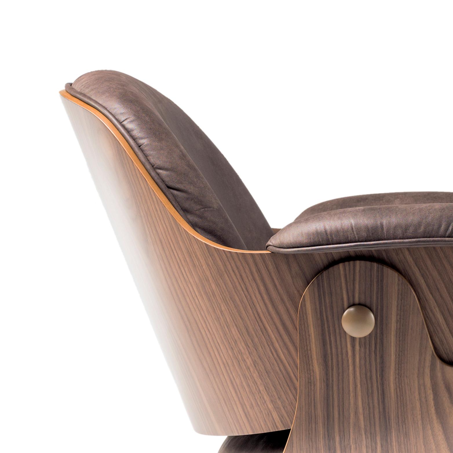 Jaime Hayon, Zeitgenössischer, niedriger Sessel aus Sperrholz, Nussbaum und Leder (Aluminium) im Angebot
