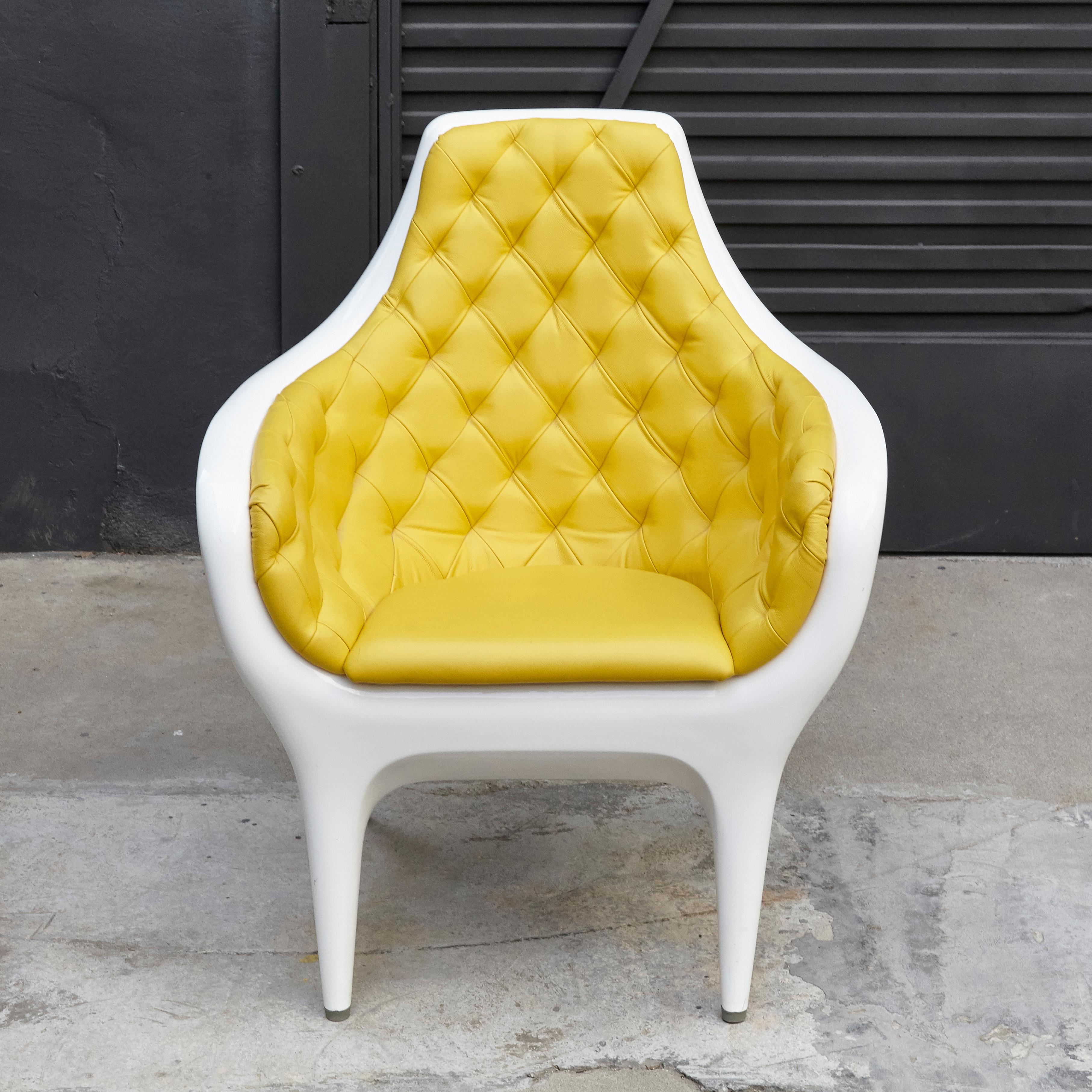Sessel entworfen von Jaime Hayon hergestellt von BD

Struktur aus hochglanzlackiertem, rotationsgeformtem Polyethylen. Gepolstert in Leder Beschriftung.

Hat einige Verschleiß im Einklang von Alter und Nutzung.