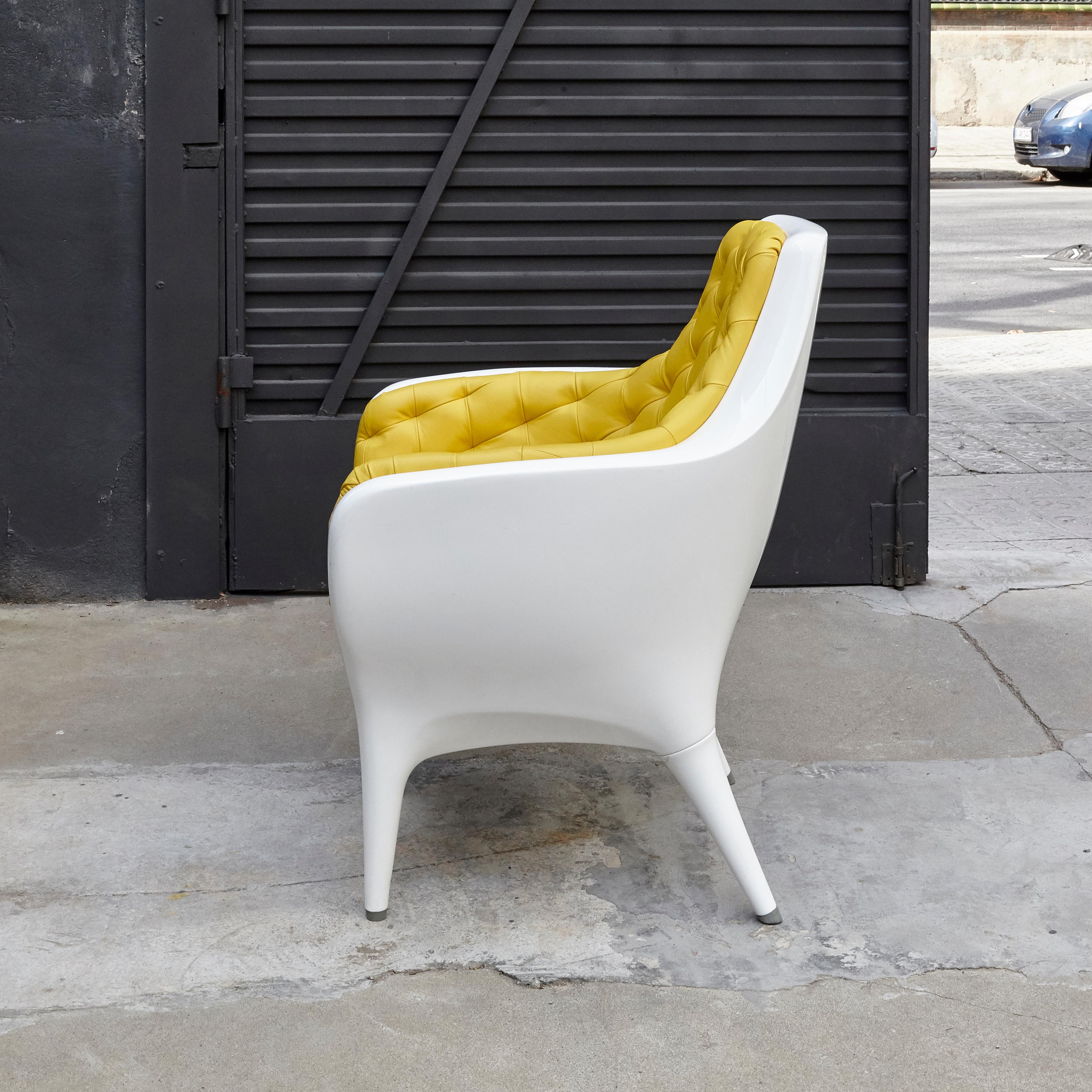 Zeitgenössischer Showtime-Sessel von Jaime Hayon, weiß lackiert und gelb (Leder) im Angebot