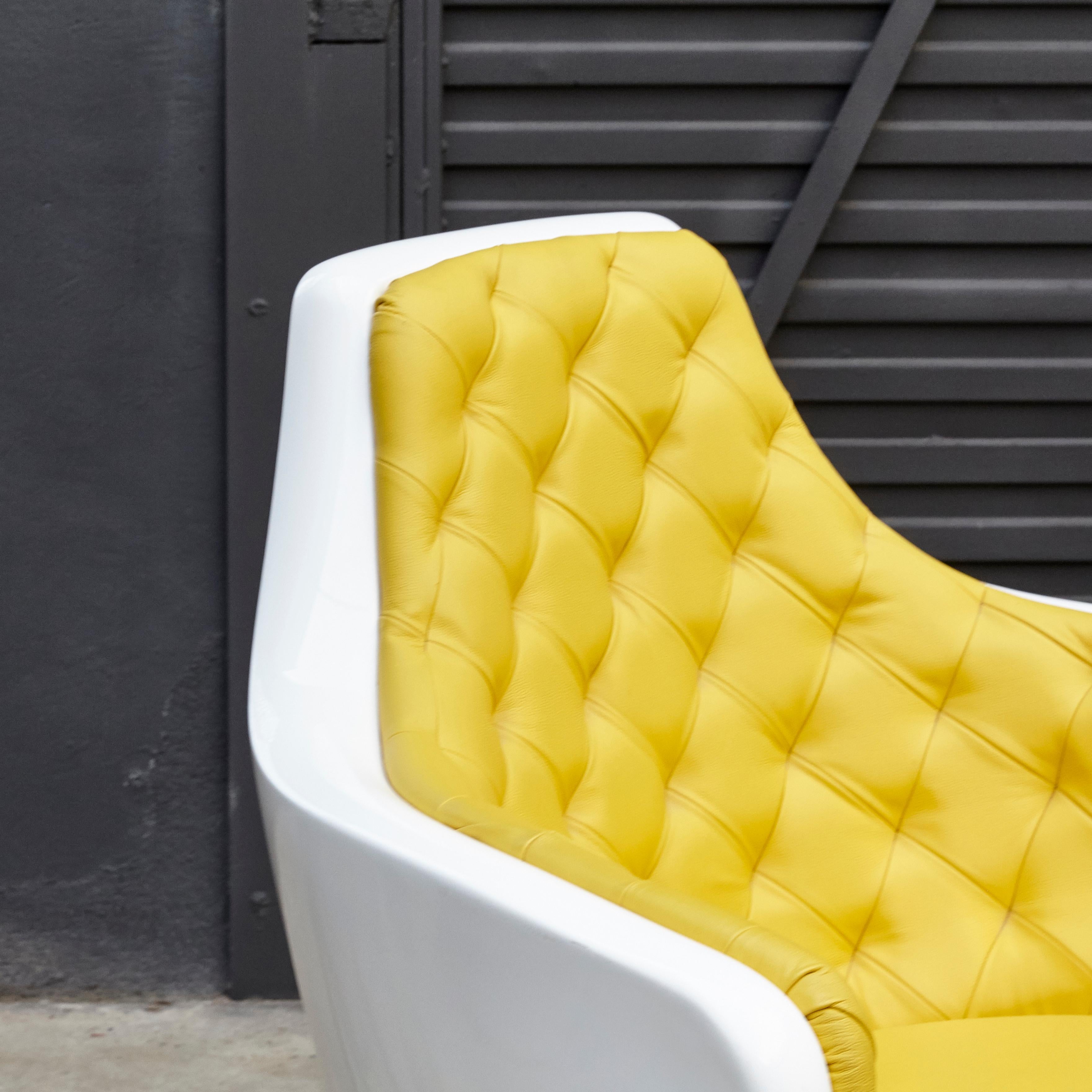 Zeitgenössischer Showtime-Sessel von Jaime Hayon, weiß lackiert und gelb im Angebot 1