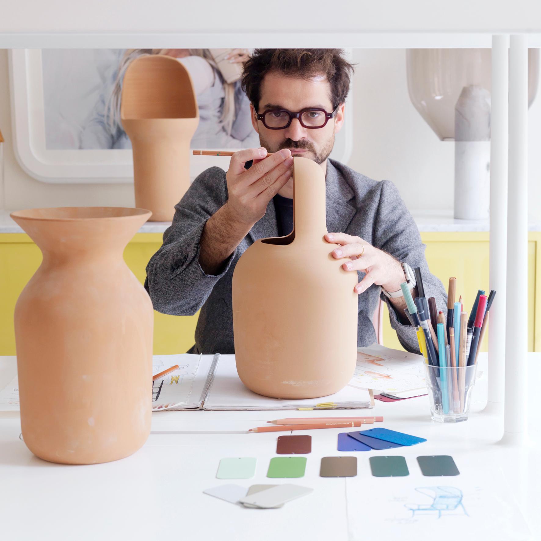 Jaime Hayon Zeitgenössisches Terrakotta-Set von Gardenias Großen Vasen im Angebot 8