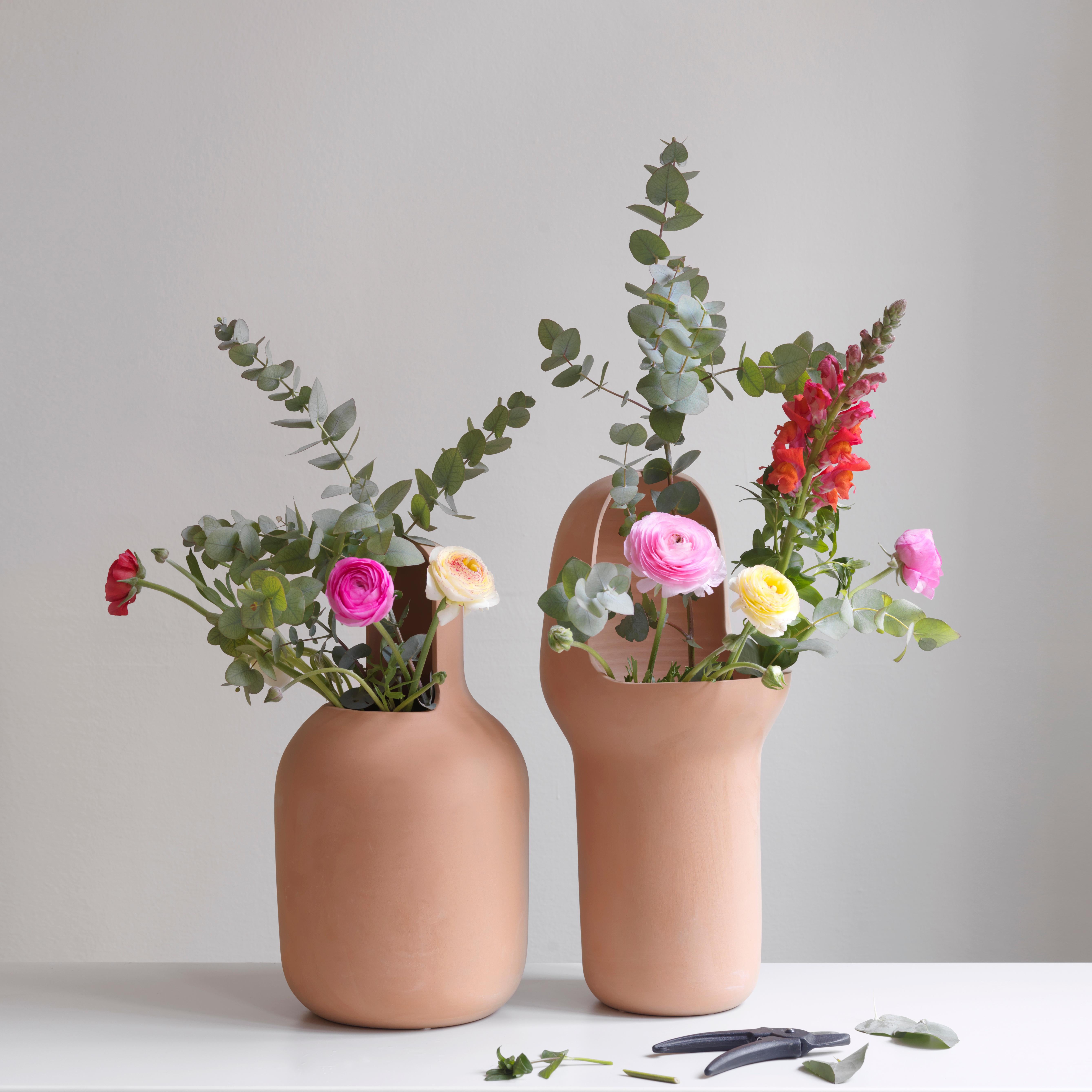 Set di vasi di gardenie di Jaime Hayon.

Terracotta lavorata a mano all'interno di un trattamento impermeabile.

Misure: nº 1 22 x 45 cm
nº 2 22 x 45 cm
nº 4 22 x 37 cm.