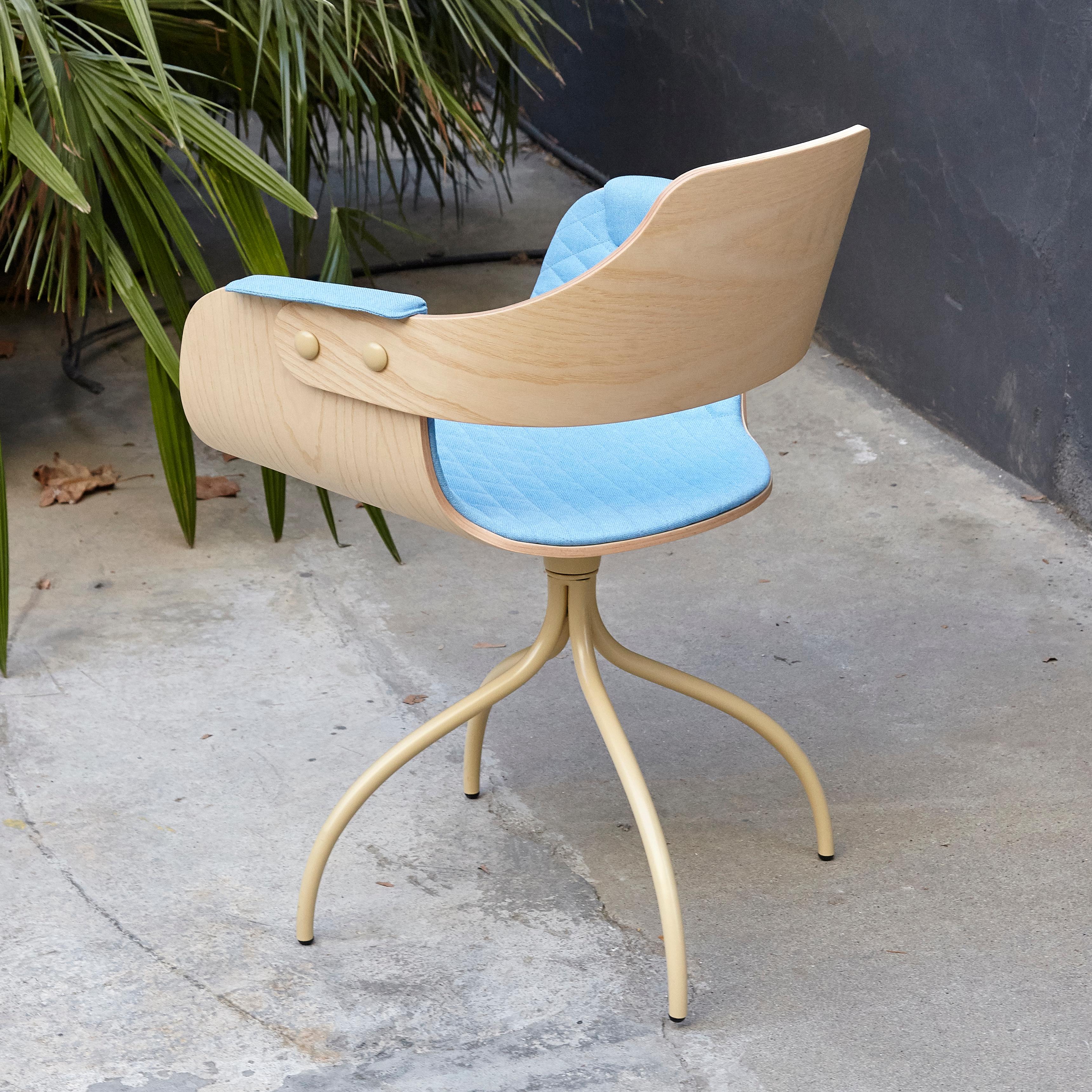 Design by Jaime Hayon, 2007
Manufactured by BD Barcelona.

Backrest in plywood, Upholstered interior seat with arms cushion.
Measures: 52 x 55 x H.79 cm.

Painted metallic tubular steel structure.





 