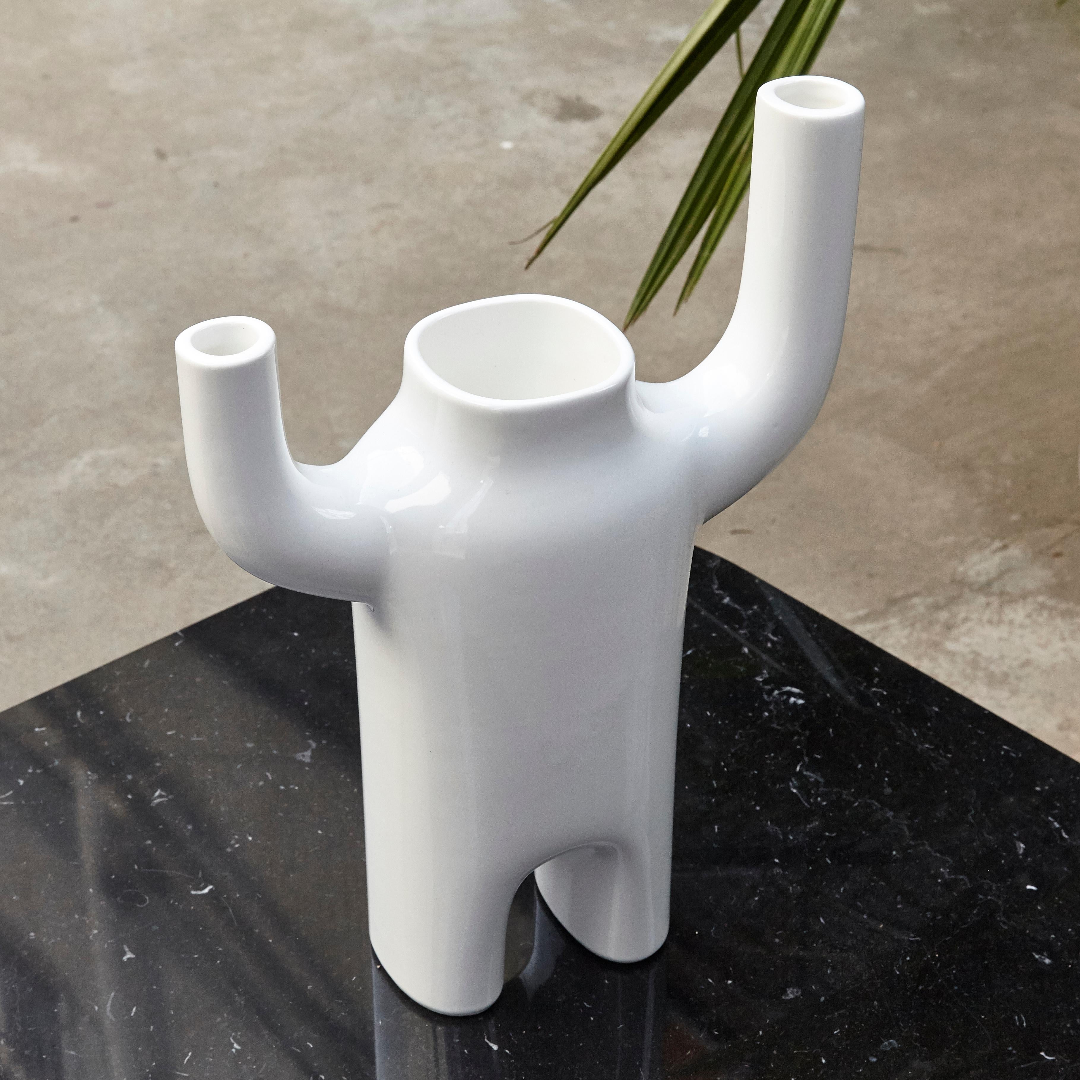 Zeitgenössische Vase Happy Susto von Jaime Hayon.
Hergestellt von BD Barcelona (Spanien).

Vase aus glasierter Keramik in Weiß mit blauen Verzierungen.

Maßnahmen: 
10 T x 24 B x 34 H cm.
 
