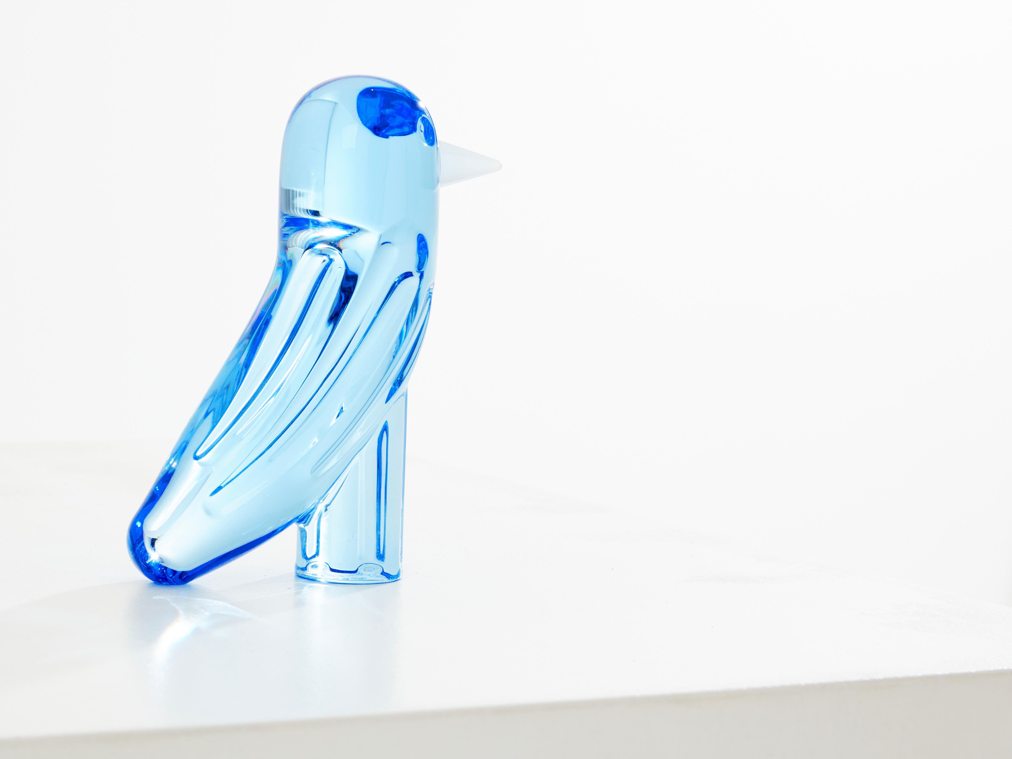 Dieser Vogel in blauem Kristall, der 2020 von Jaime Hayon für Baccarat geschaffen wurde, ist Teil der Kollektion Faunacrystopolis. Dieses bemerkenswerte Stück verkörpert die charakteristische Eleganz und Innovation von Baccarat, indem es