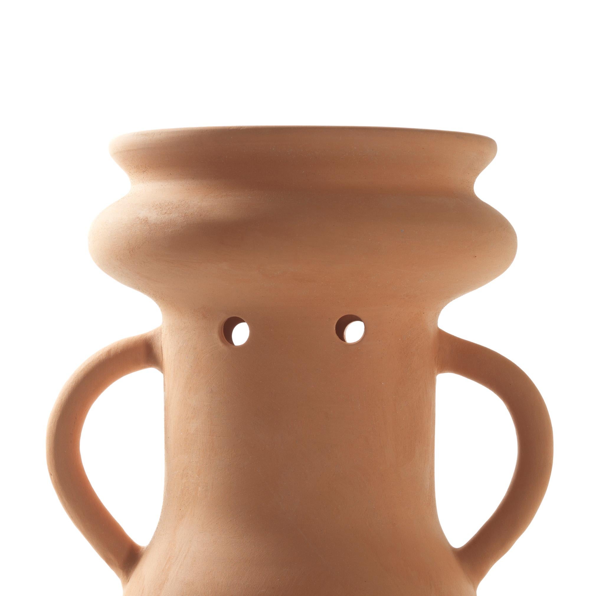 Gardenias vase nº 4 by Jaime Hayon.

Hand-turned terracota withan impermeable treatment.