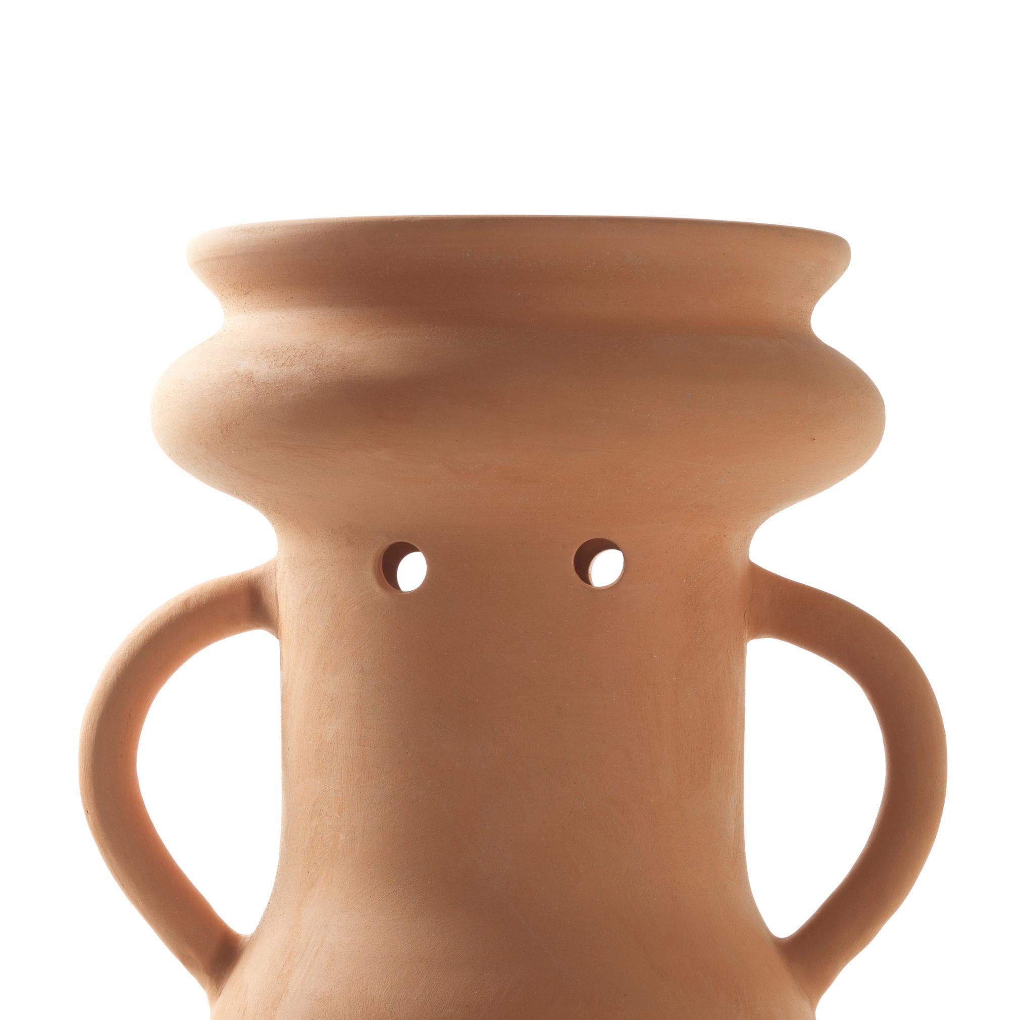 Vaso di gardenie nº 4 di Jaime Hayon.

Terracotta tornita a mano con trattamento impermeabile.