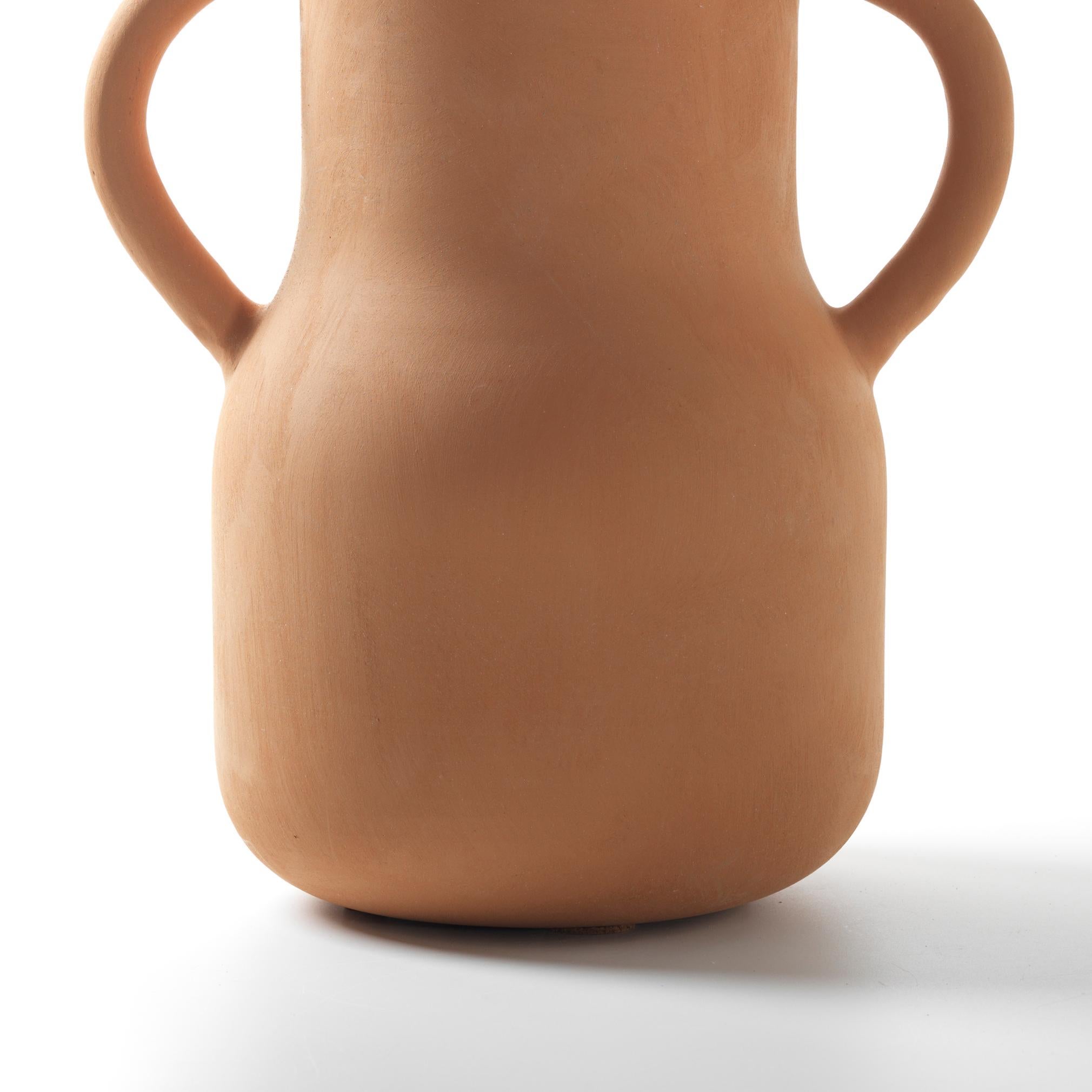 Moderno Jaime Hayon Vaso contemporaneo in terracotta con gardenie Nº 4 in vendita