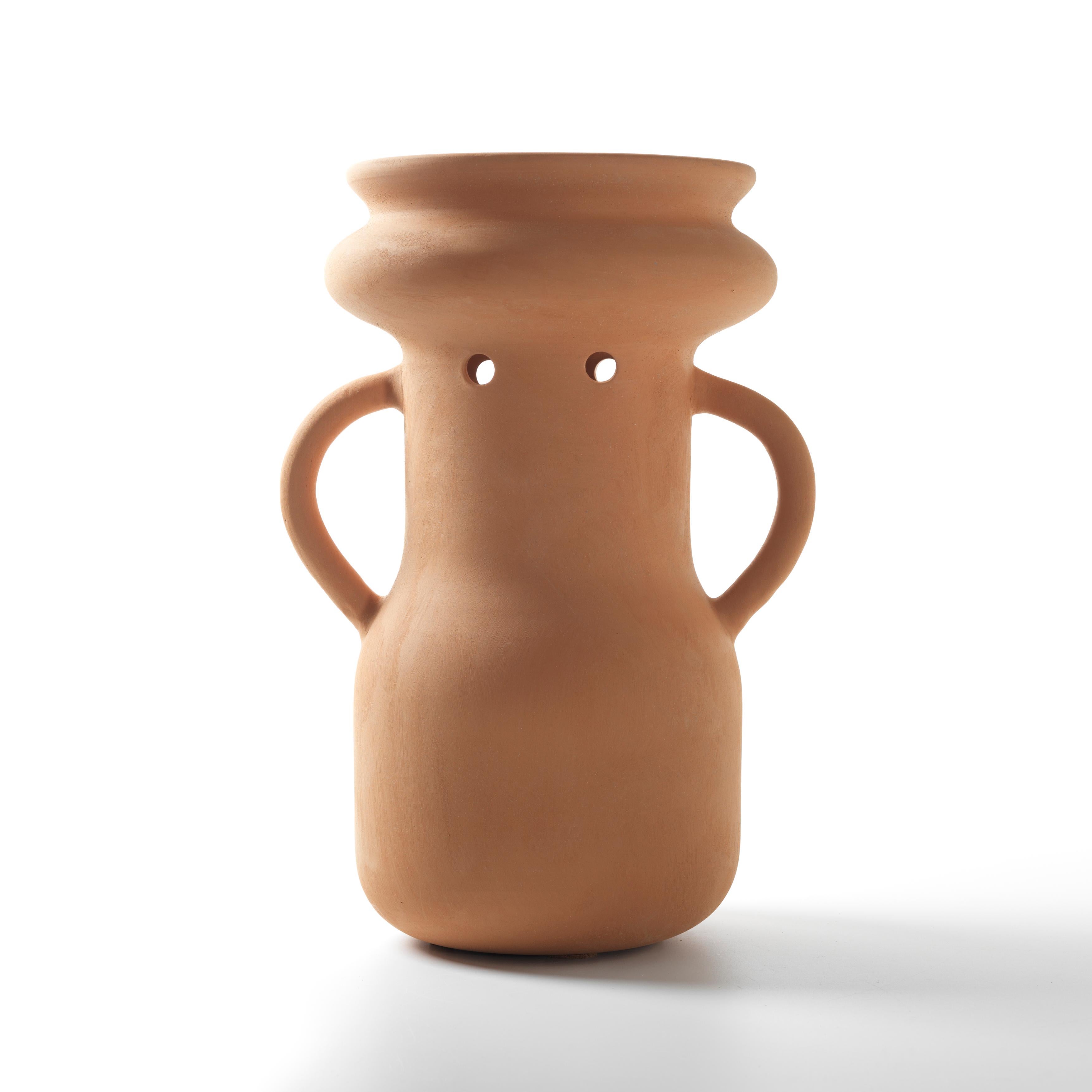 Spagnolo Jaime Hayon Vaso contemporaneo in terracotta con gardenie Nº 4 in vendita
