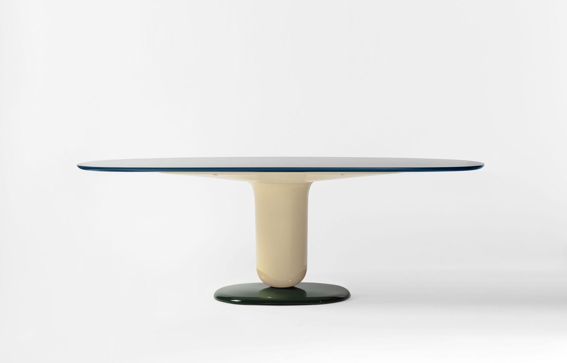 Der von Jaime Hayon im Jahr 2021 entworfene Tisch ergänzt die Explorer-Kollektion, die 2019 eingeführt wurde.
Hergestellt von BD Barcelona in Spanien.

Als Fortsetzung der verspielten Explorer Tischserie und in Anlehnung an ihre elegante