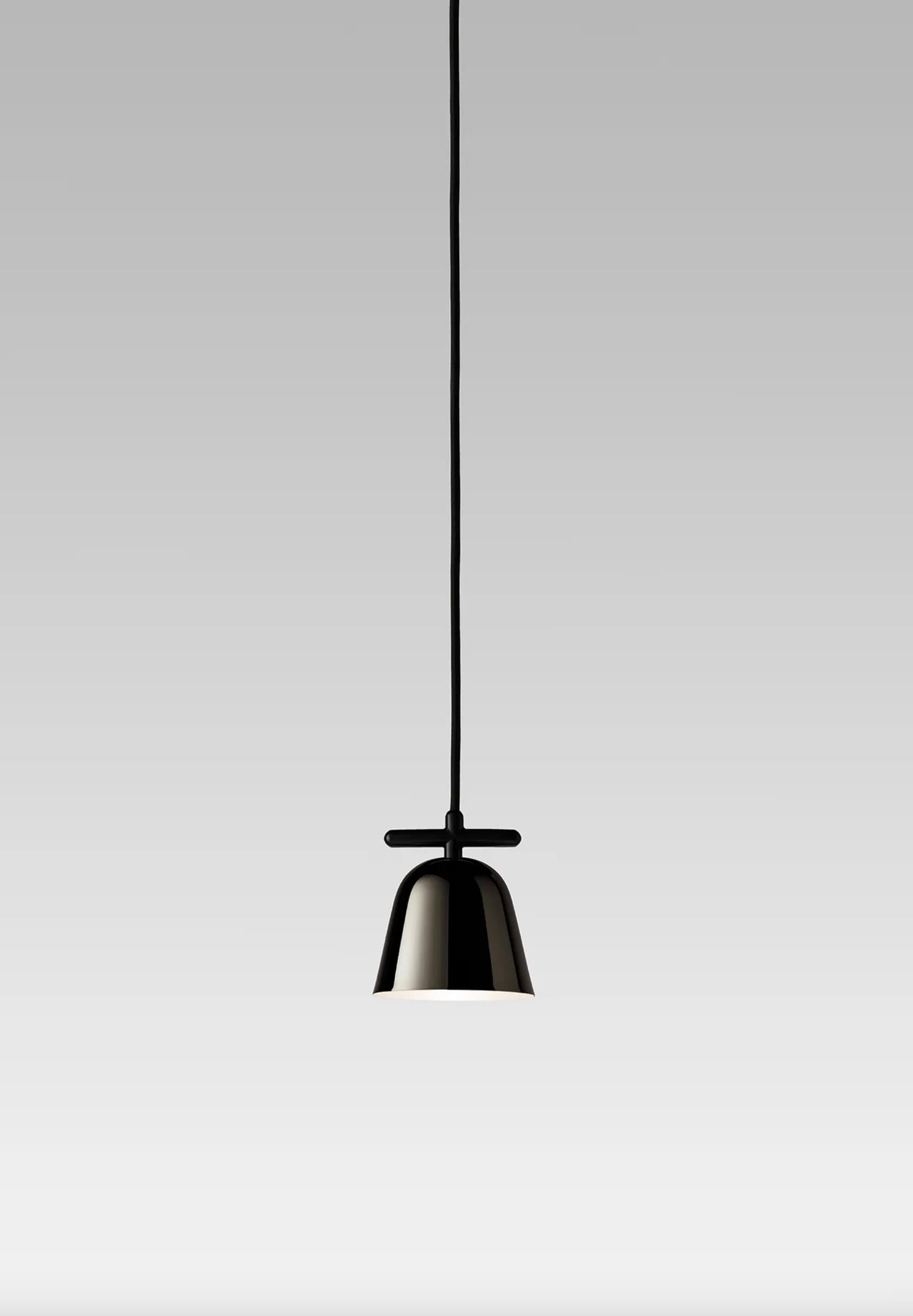 Jaime Hayon Lighto T Pe Lampada a sospensione nera opaca per Parachilna 

Si tratta di una collezione magra ma caratteristica. Così semplice e allo stesso tempo così unico, con rifiniture straordinarie.

Dettagli del prodotto
Struttura in