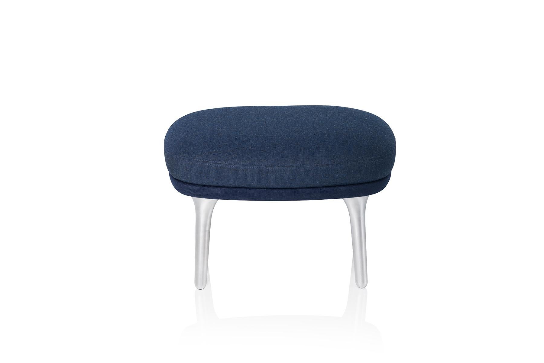 Add the cherry on top for your Ro easy chair with a Ro footstool. Small, movable and multifunctional – for tired feet or today’s newspaper. Ro footstool with legs in beautiful brushed aluminium is available in the same colours and fabrics as the Ro