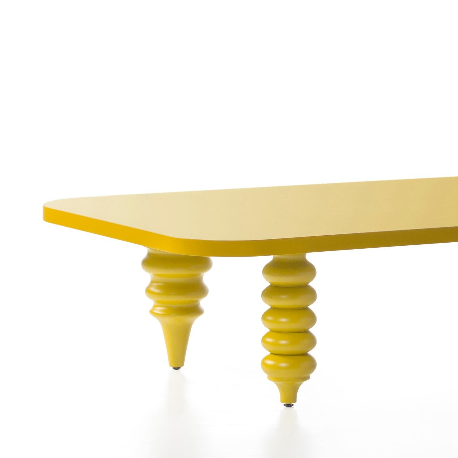 Niedriger Tisch, entworfen von Jaime Hayon, hergestellt in Barcelona von BD.

Sockel und Beine aus gedrechseltem massivem Erlenholz, gelb lackiert, MDF.

Maße: 50 x 150 x H 35 cm.