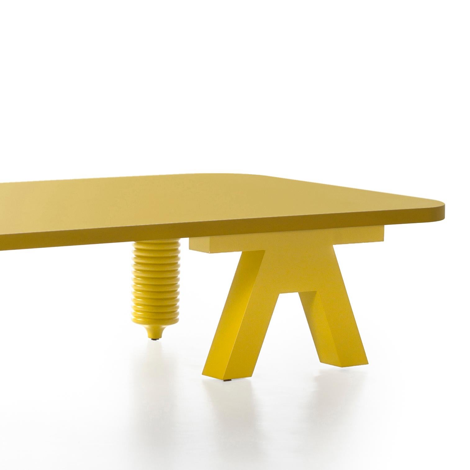 Jaime Hayon Gelber mehrbeiniger niedriger Tisch von BD Barcelona (Moderne) im Angebot